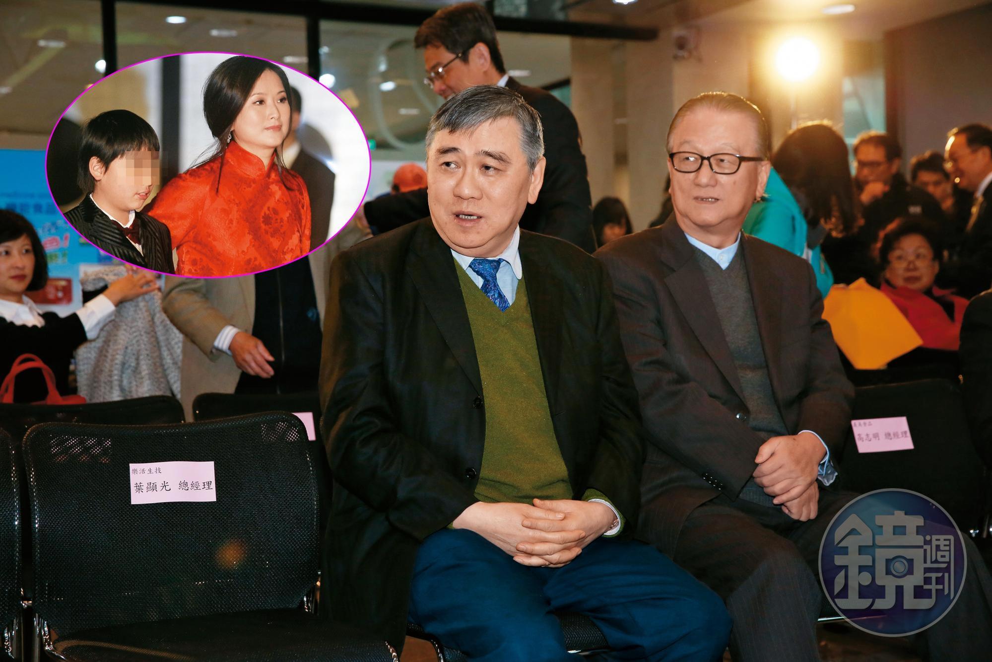 宏仁集團總裁王文洋（右二）見不到兒子王泉力，認為是昔日枕邊人呂安妮從中作梗，提家事與刑事告訴後，最近和解撤告。