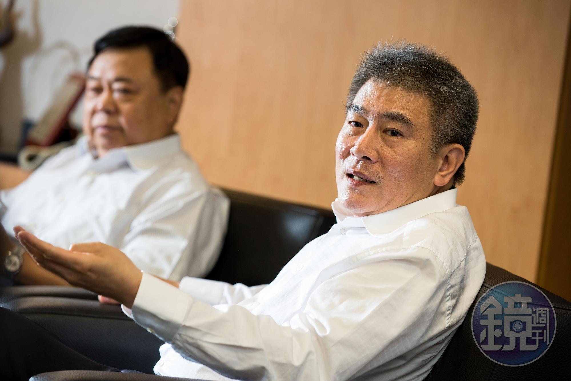 出面受訪的柳逸義、馬鴻榮與章家有很深的淵源,如今雙方卻反目成仇。