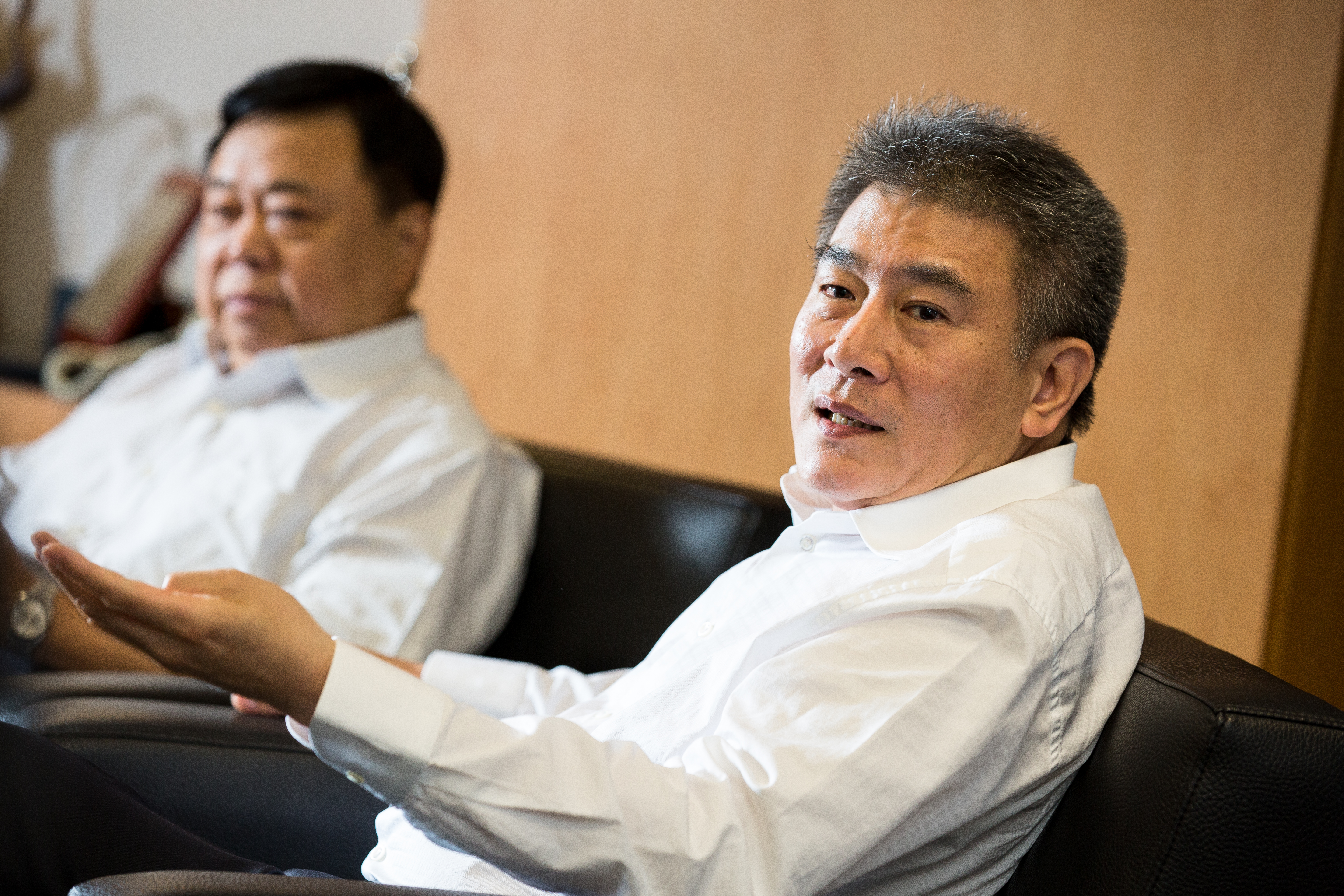 出面受訪的柳逸義、馬鴻榮與章家有很深的淵源，如今雙方卻反目成仇。