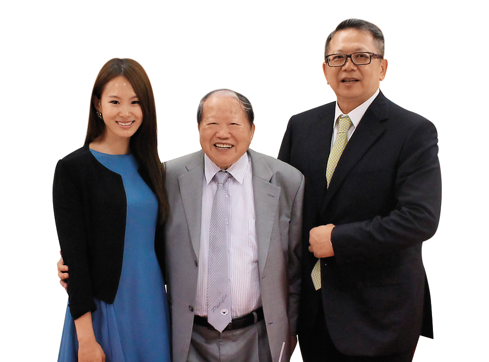 太設被新團隊入主後，告章啟正（中）、章詩恩父女背信。（讀者提供）