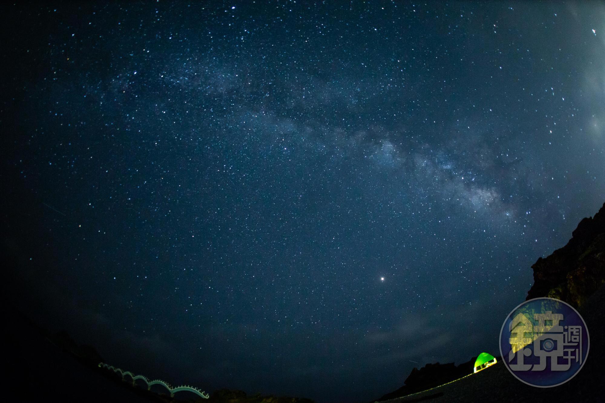 「三仙台」的夜色絕美撼人，一彎銀河橫越天際，繁星放閃，海濤聲澎湃。