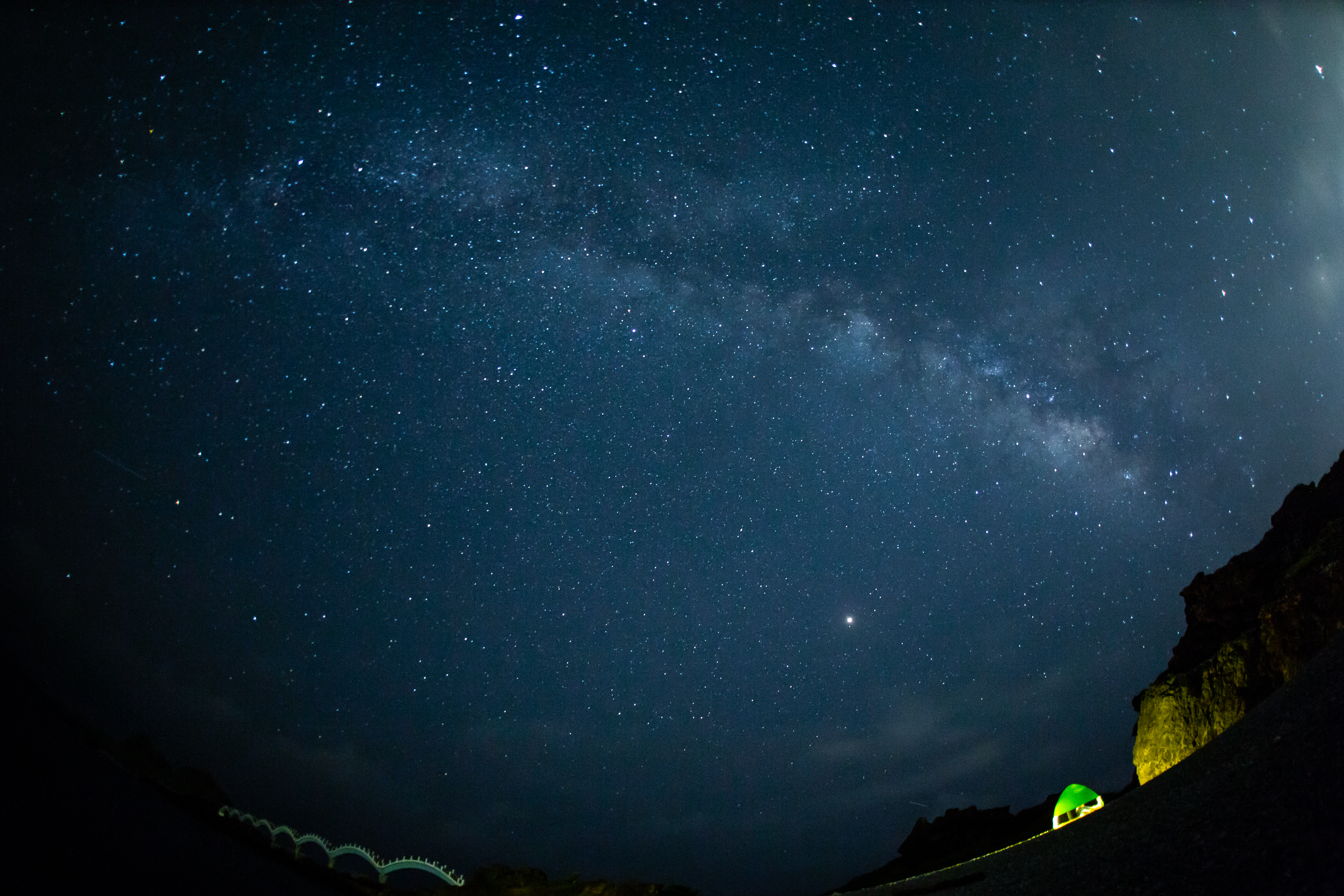 「三仙台」的夜色絕美撼人，一彎銀河橫越天際，繁星放閃，海濤聲澎湃。