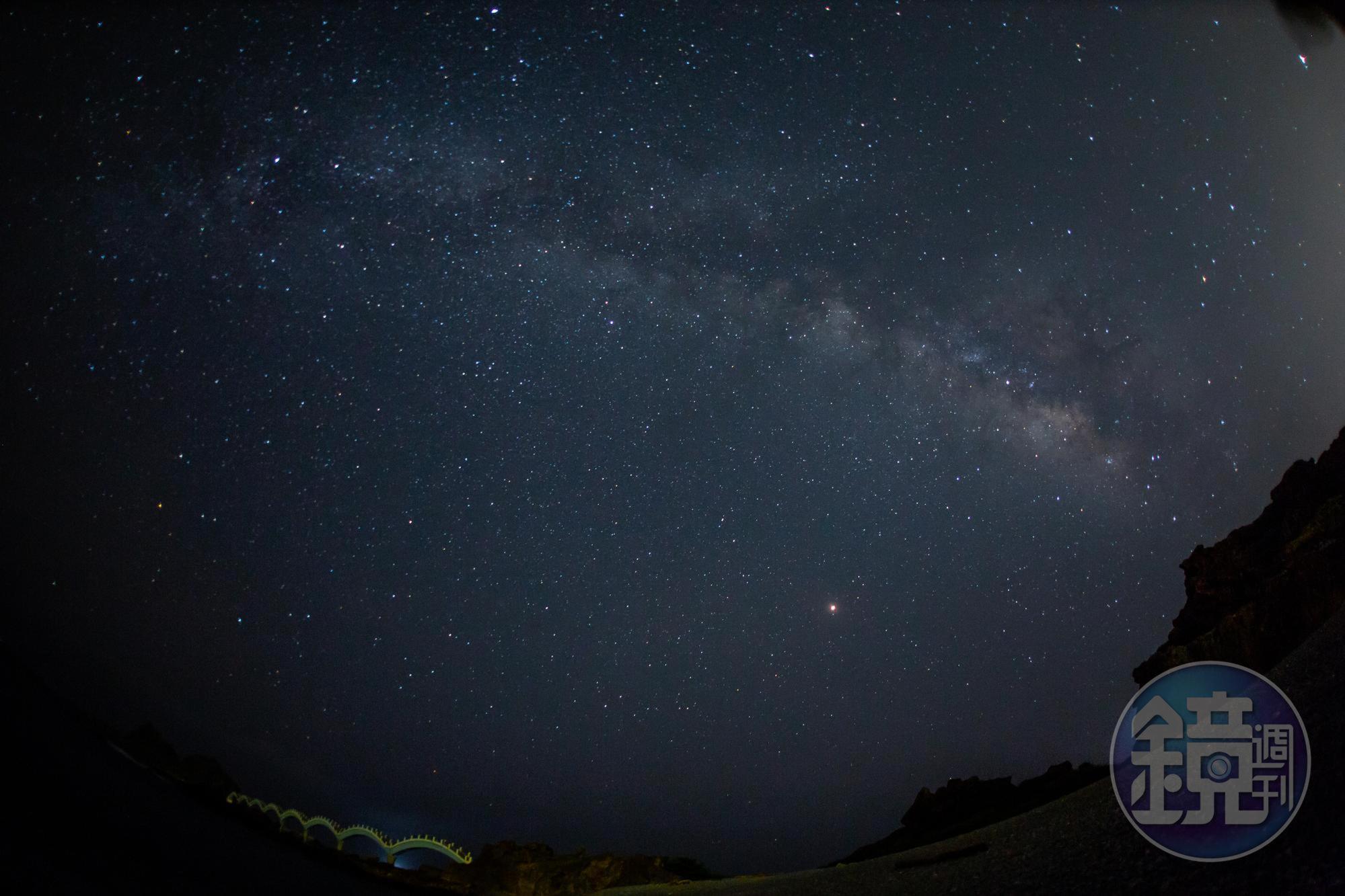 星空、海島、波浪橋，這一幕夜景超放閃。
