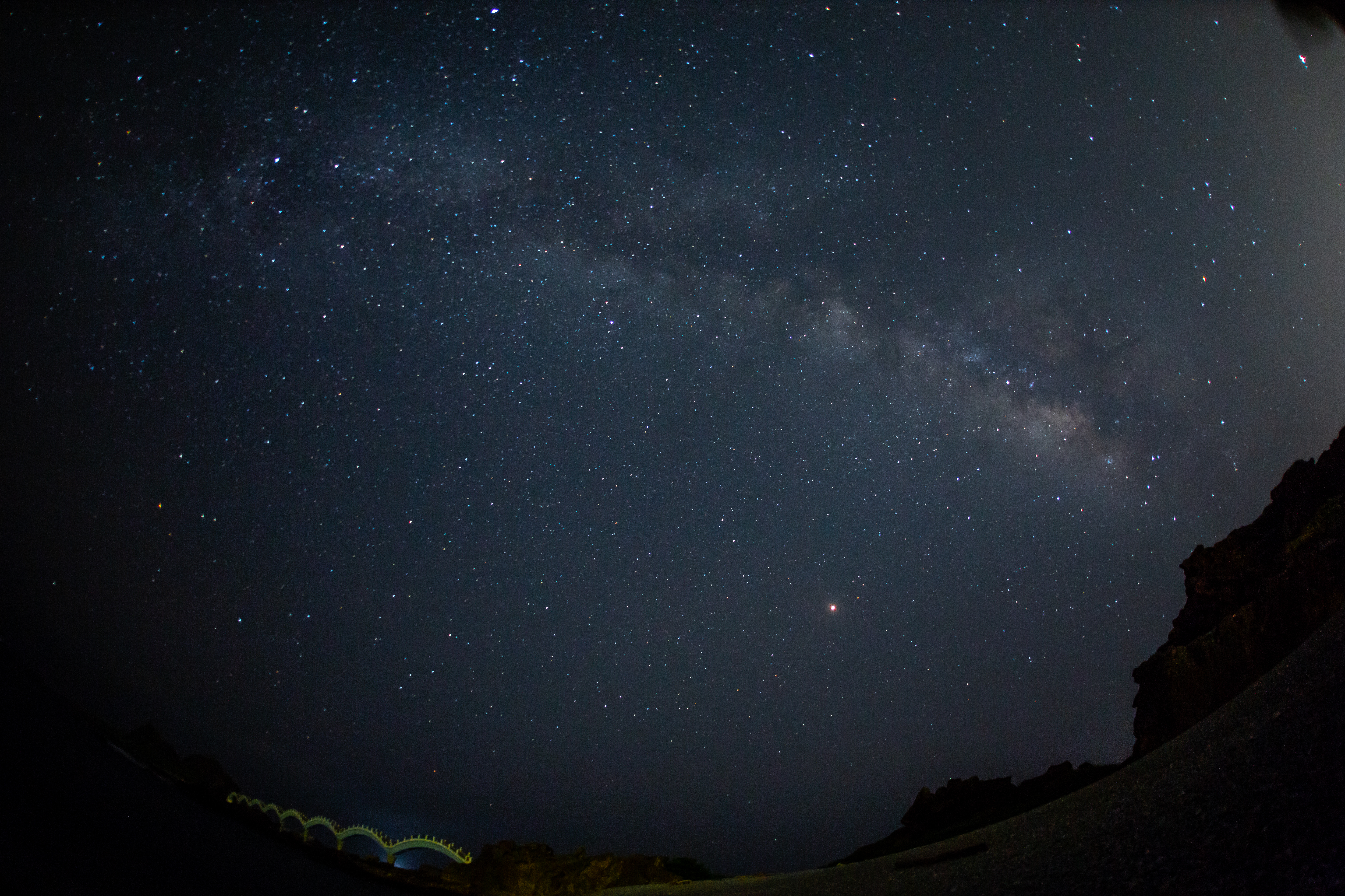 星空、海島、波浪橋，這一幕夜景超放閃。
