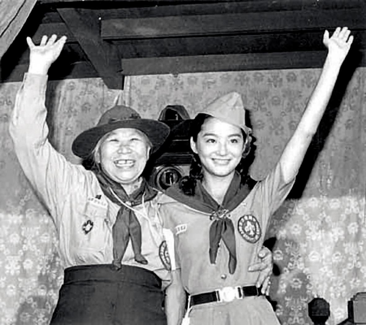林青霞(右)42年前在電影《八百壯士》中飾演冒死送國旗的女童軍楊惠敏,開鏡時楊惠敏(左)本尊也來與林青霞相見歡。(翻攝自網路)
