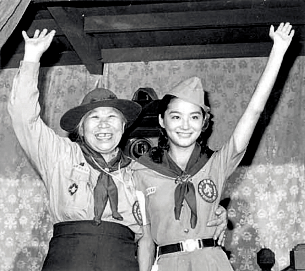 林青霞（右）42年前在電影《八百壯士》中飾演冒死送國旗的女童軍楊惠敏，開鏡時楊惠敏（左）本尊也來與林青霞相見歡。（翻攝自網路）