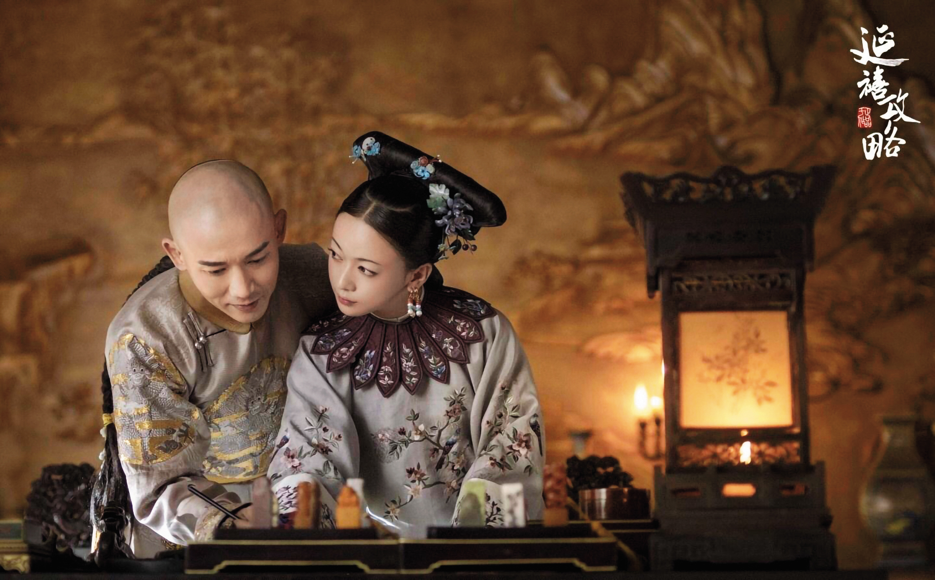 吳謹言（右）在《延禧攻略》人設討喜、手段高明，還始終獲得聶遠（左）飾演的皇帝寵愛，因而爆紅。