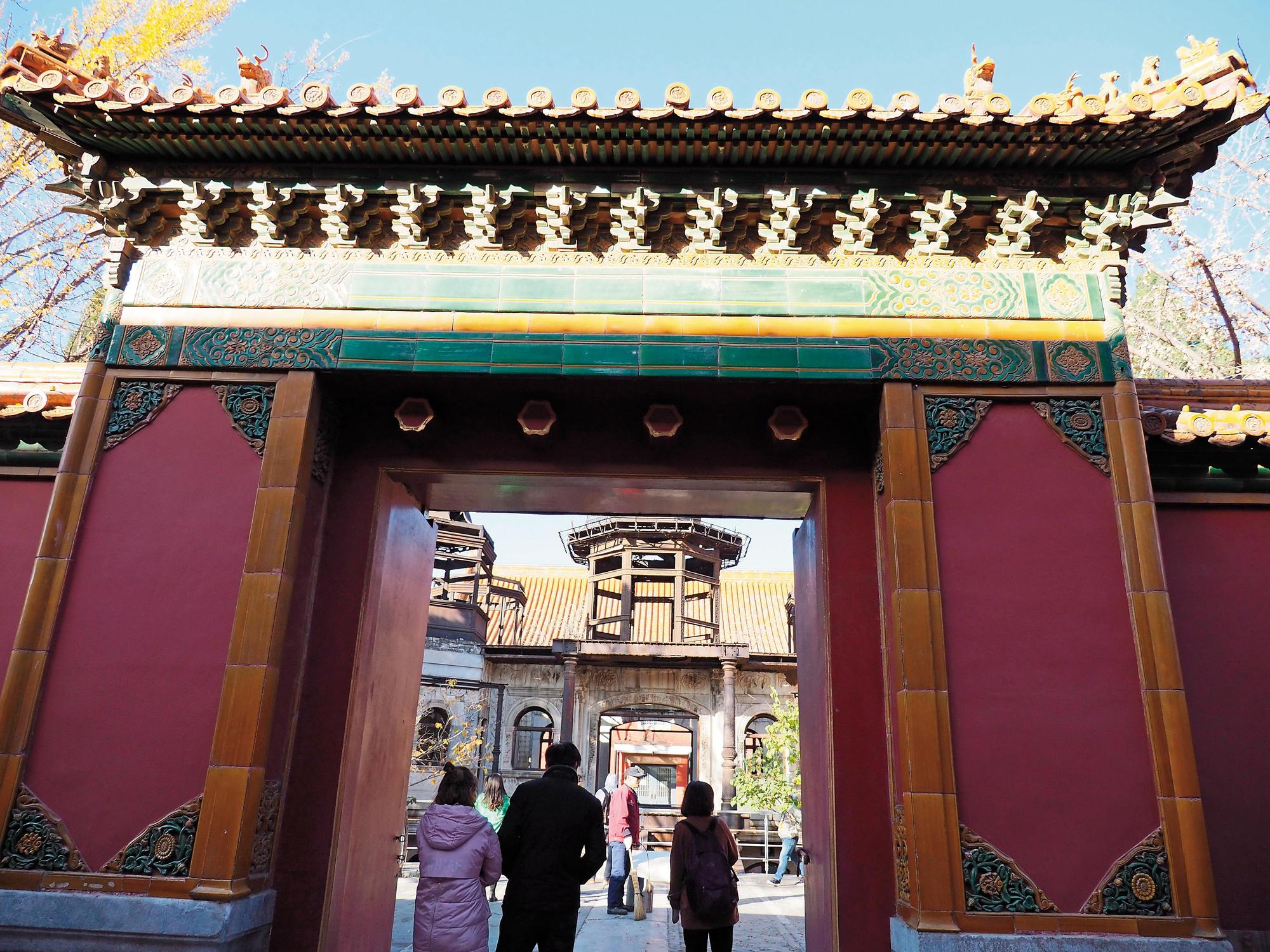 清末在原宮殿遺址蓋了一棟西式建築「靈沼軒」,卻因經費不足被推翻,停建後成了爛尾樓。(東方IC)