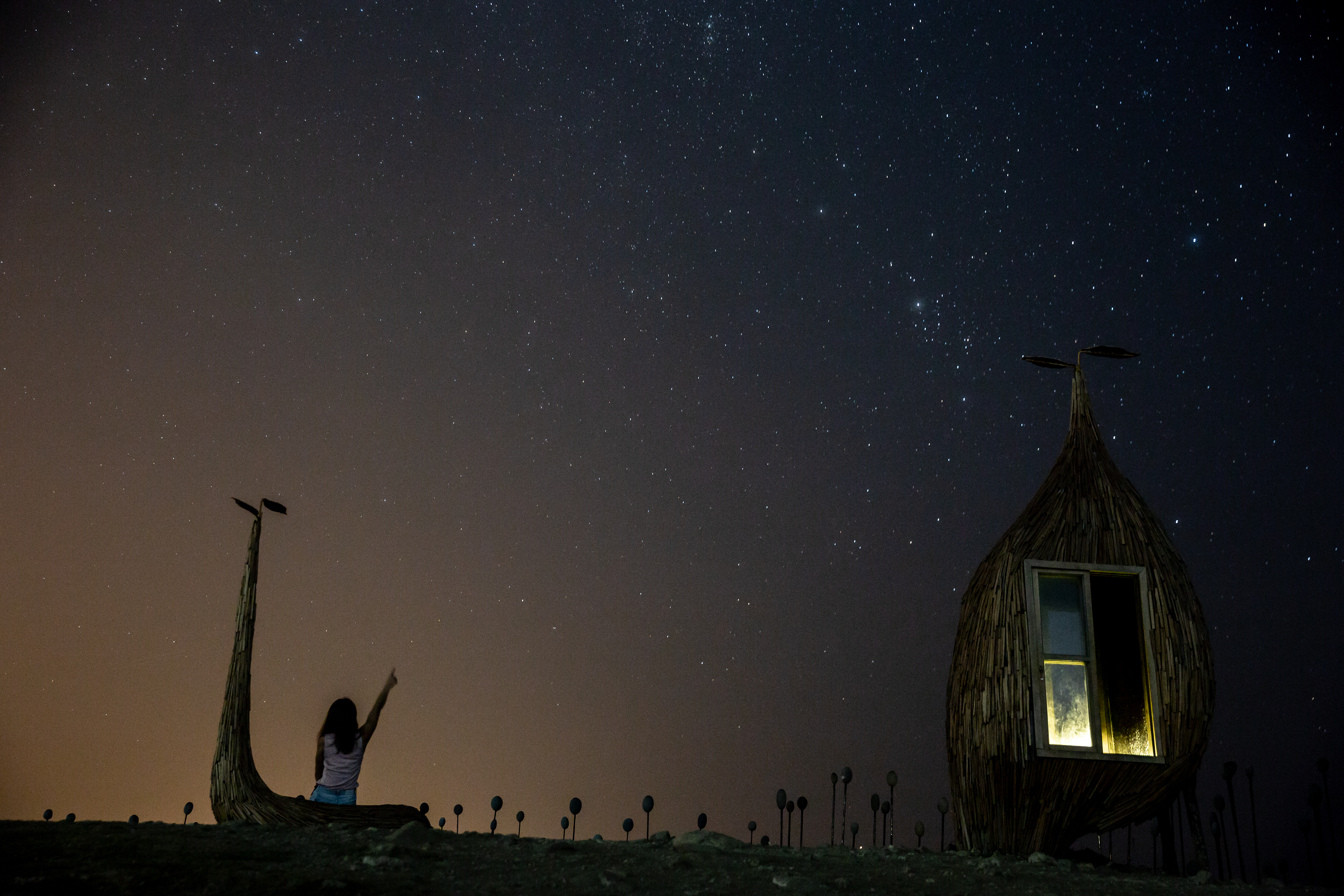 「加路蘭」的夜空清澈，璀璨星空、裝置藝術、大海場景，美得令人屏息。