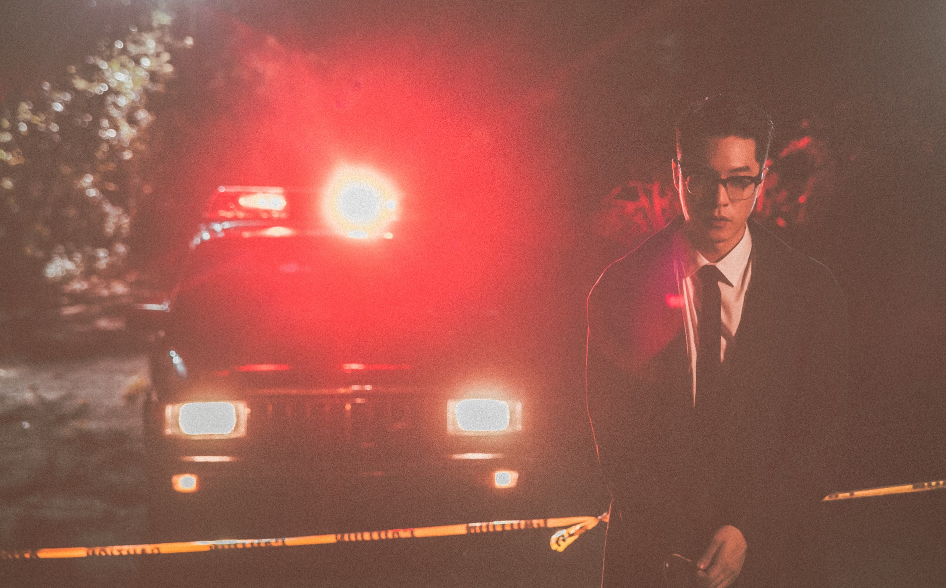 周湯豪在〈I AM THE MAN〉MV裡,化身警探調查命案現場的劇情為主軸。(索尼提供)