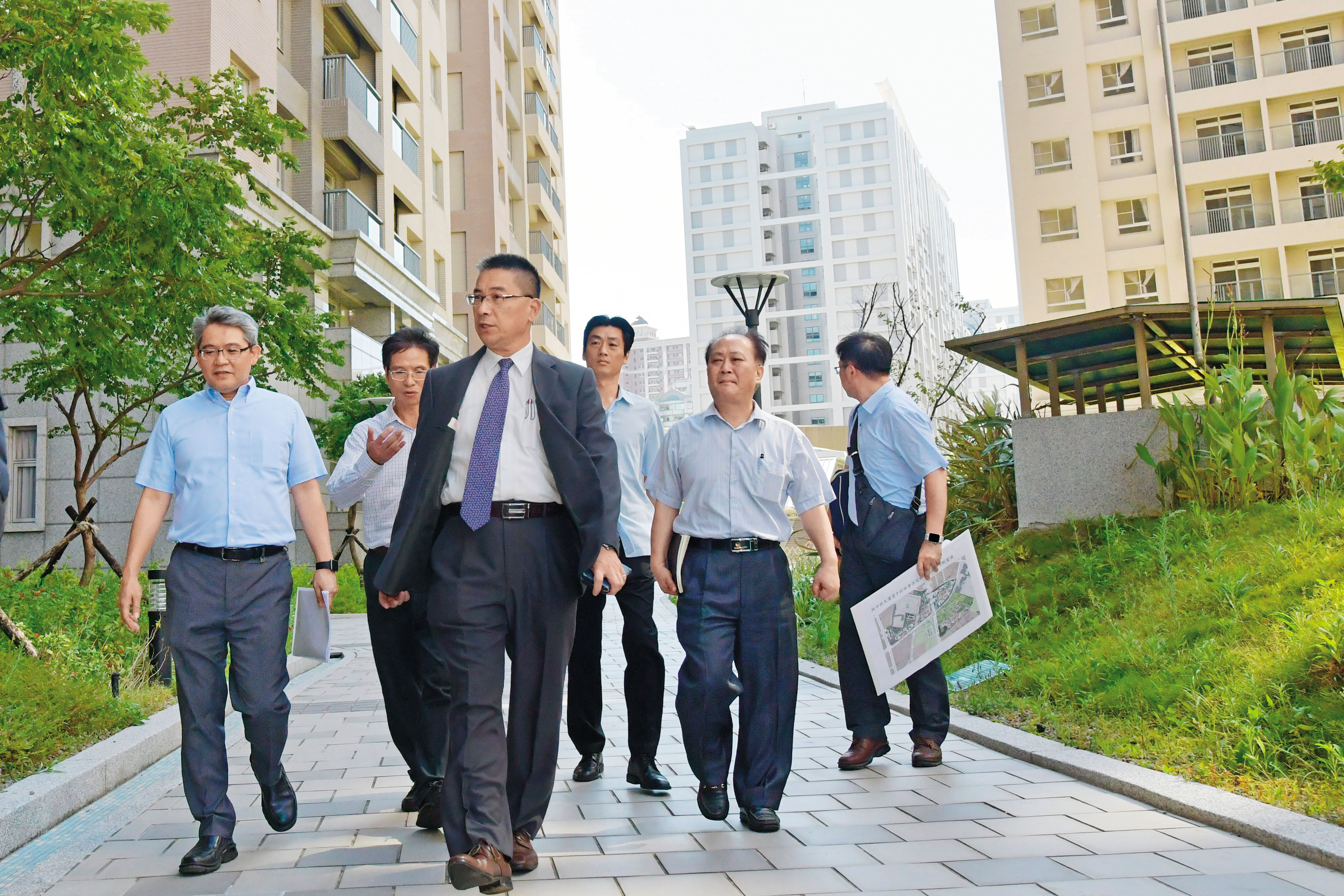 內政部長徐國勇與次長花敬群一起視察林口社會住宅，其已由物業管理公司接手，11月開始入住，將是社會住宅政策的重要示範點。（內政部提供）