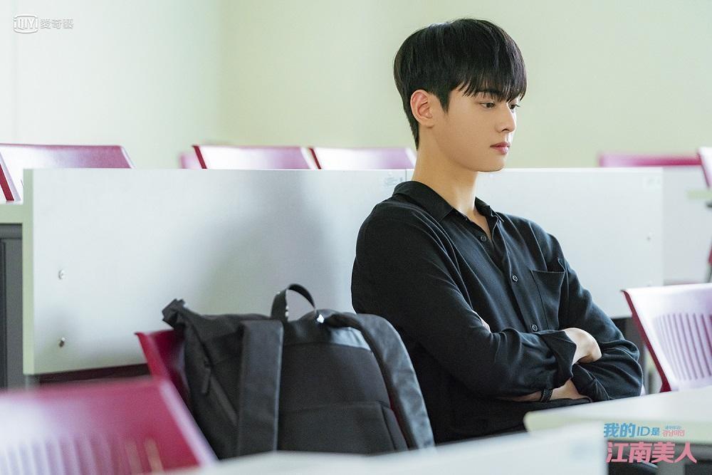 《我的ID是江南美人》找來現實生活中同樣是「學霸」的車銀優,飾演戲中外表英俊帥氣但個性難接近的男主角「都慶錫」。(愛奇藝提供)