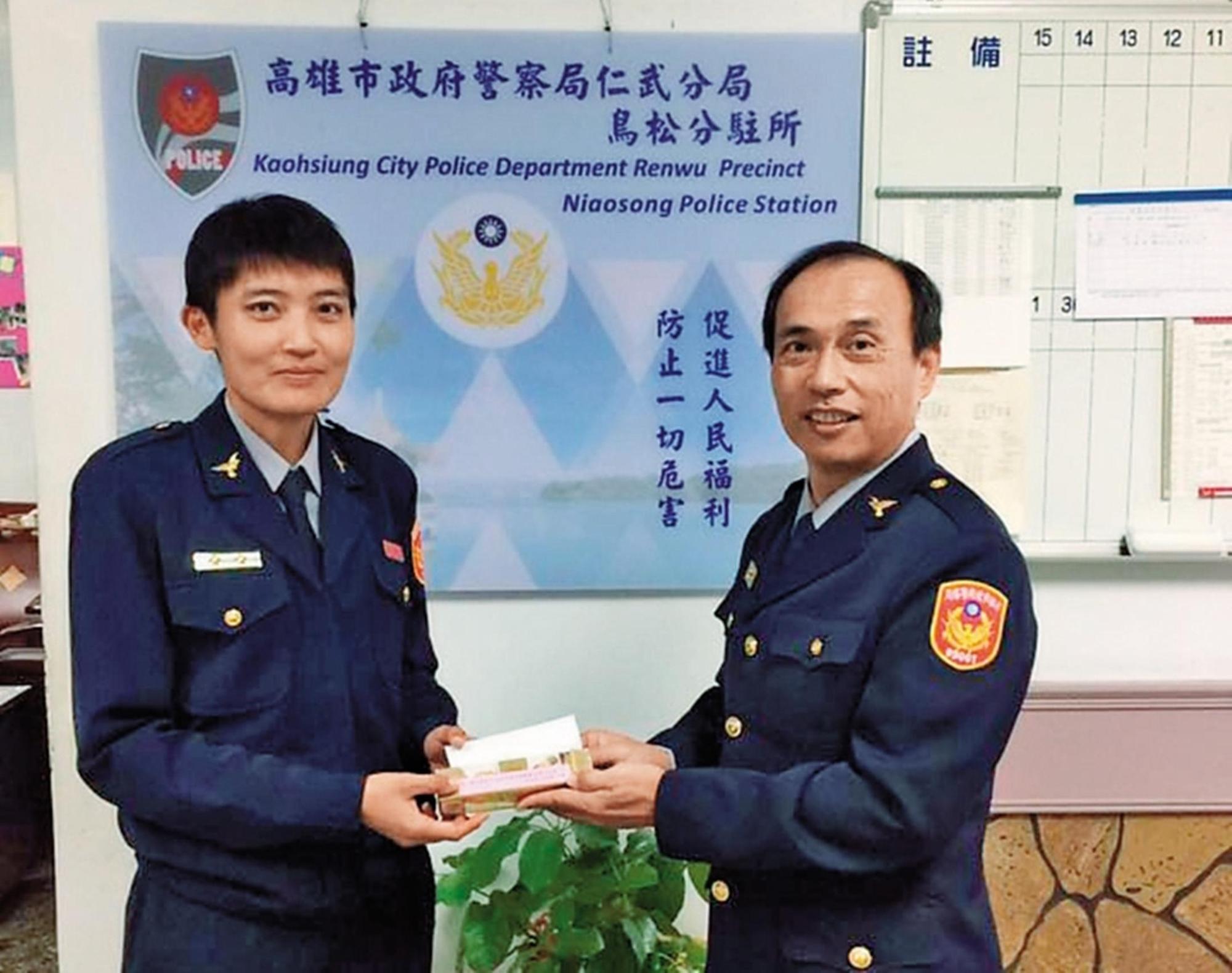 紀淑如(左)仗著與分局長李金龍(右)的特殊關係恃寵而驕,1年內浮報嘉獎高達608次。(翻攝仁武分局波麗士臉書)