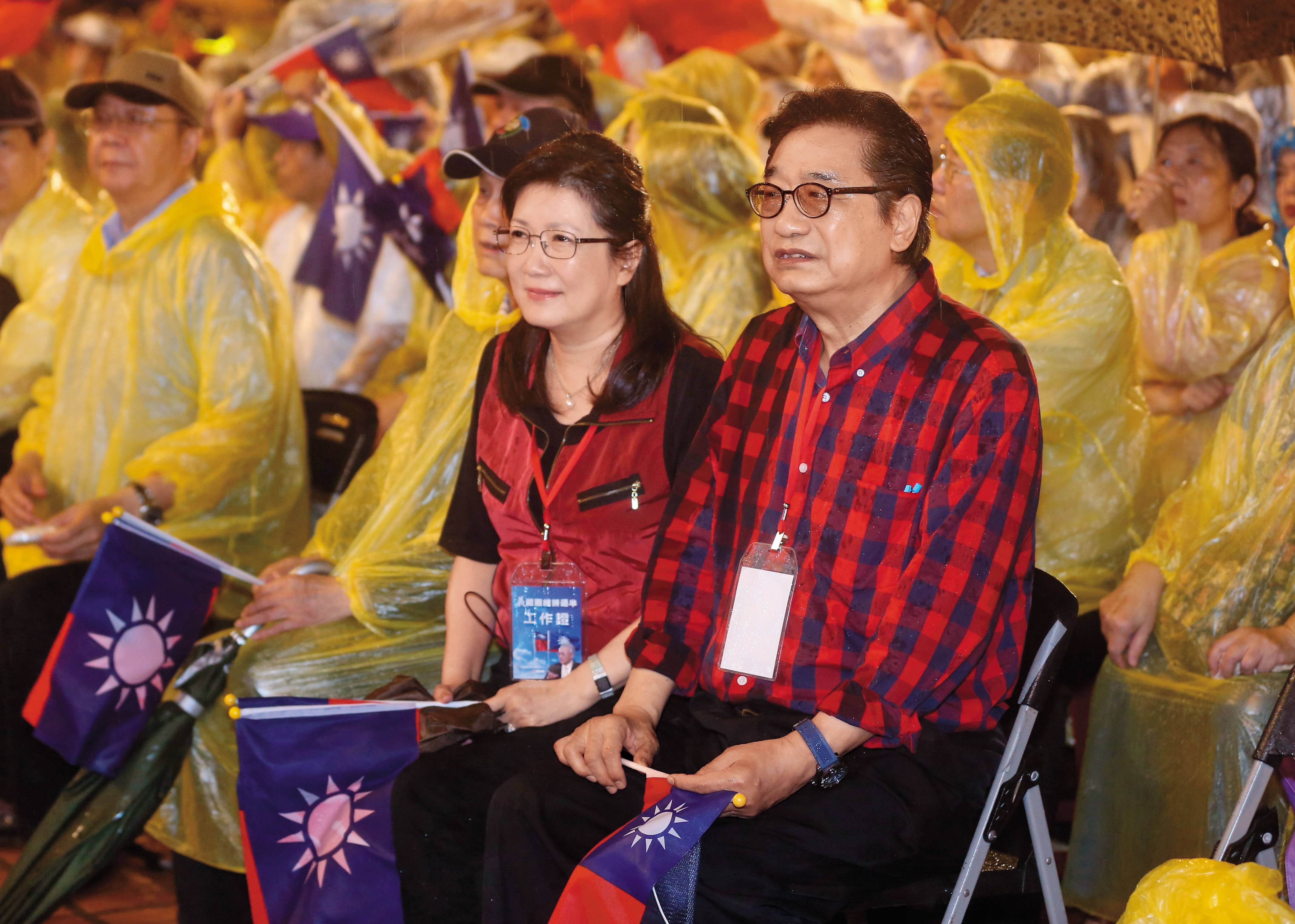 前國民黨立委李慶華涉嫌詐領公費助理薪資達上百萬元。妹妹李慶安則淡出政壇多時。