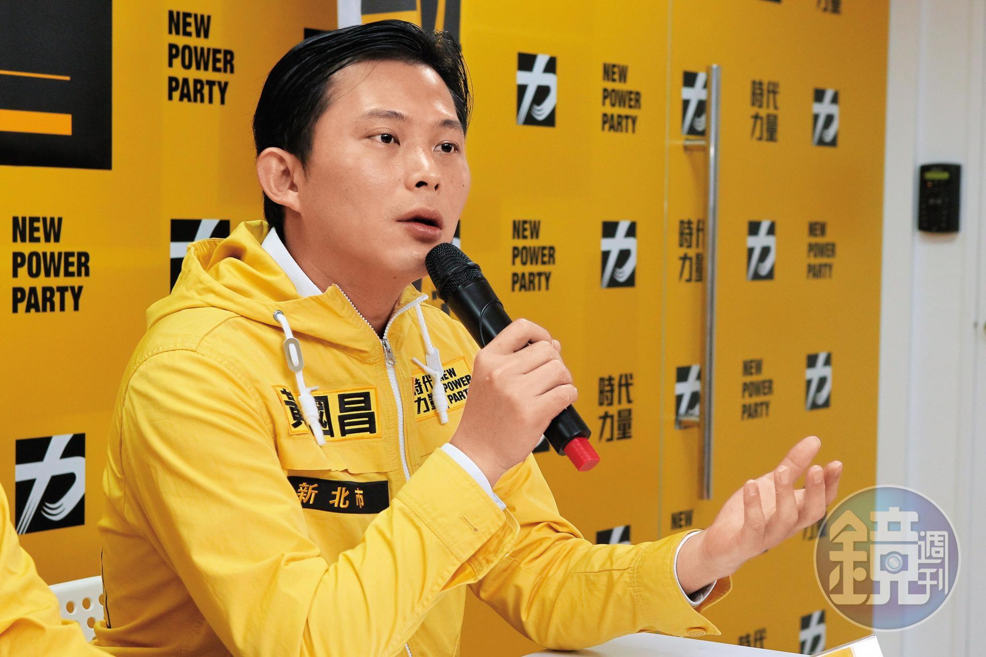 時代力量黨主席黃國昌2年前以新人之姿擊敗政壇老將李慶華，近來還頻頻扮演母雞角色，帶領新人角逐議員開創新局。