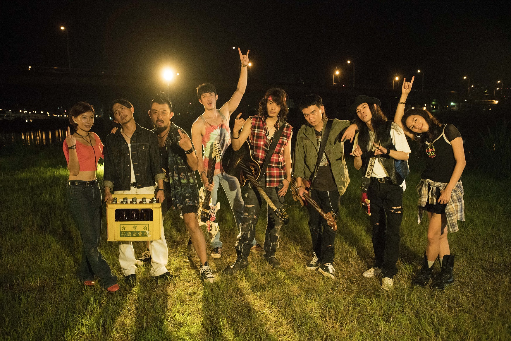 電影《搖滾樂殺人事件》4日曝光片尾曲〈魔神仔的世界〉MV，讓片中演員全部參與歌唱。（星泰提供）