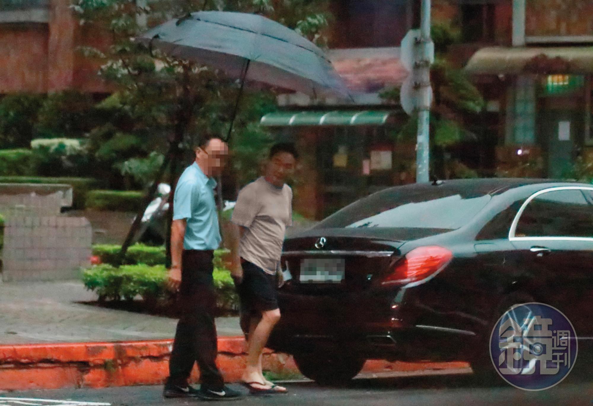 本刊多日直擊鄭文逸（右）在台身影，平常喜歡穿夾腳拖、著輕便服裝逛街。