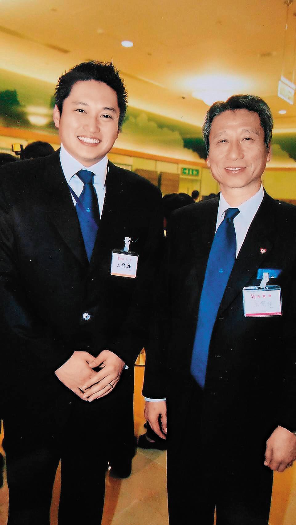 三圓建設董座王光祥(右)白手起家,近年來已開始布局由兒子王雅麟(左)接班。(周嘉華攝)