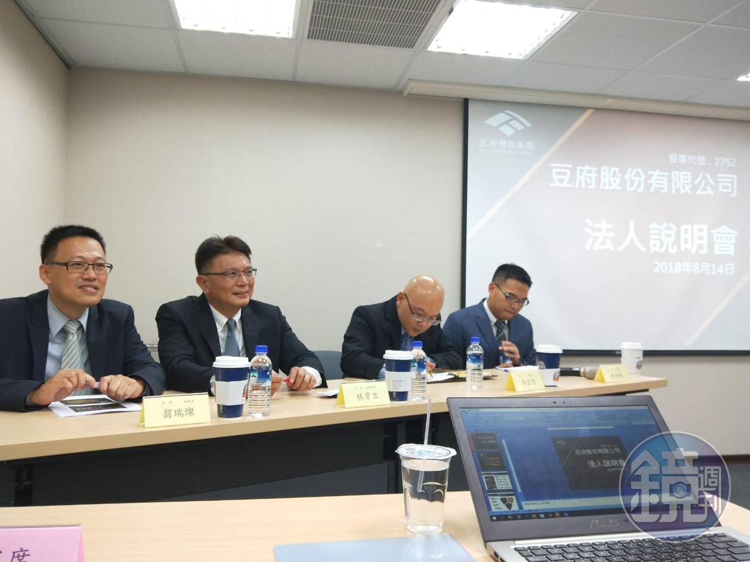 吳柏勳(右1)沒董事長架子,三顧茅廬邀曾在全球最大直營連鎖餐飲集團雲雀國際服務的林育立(左2)擔任集團執行副總。