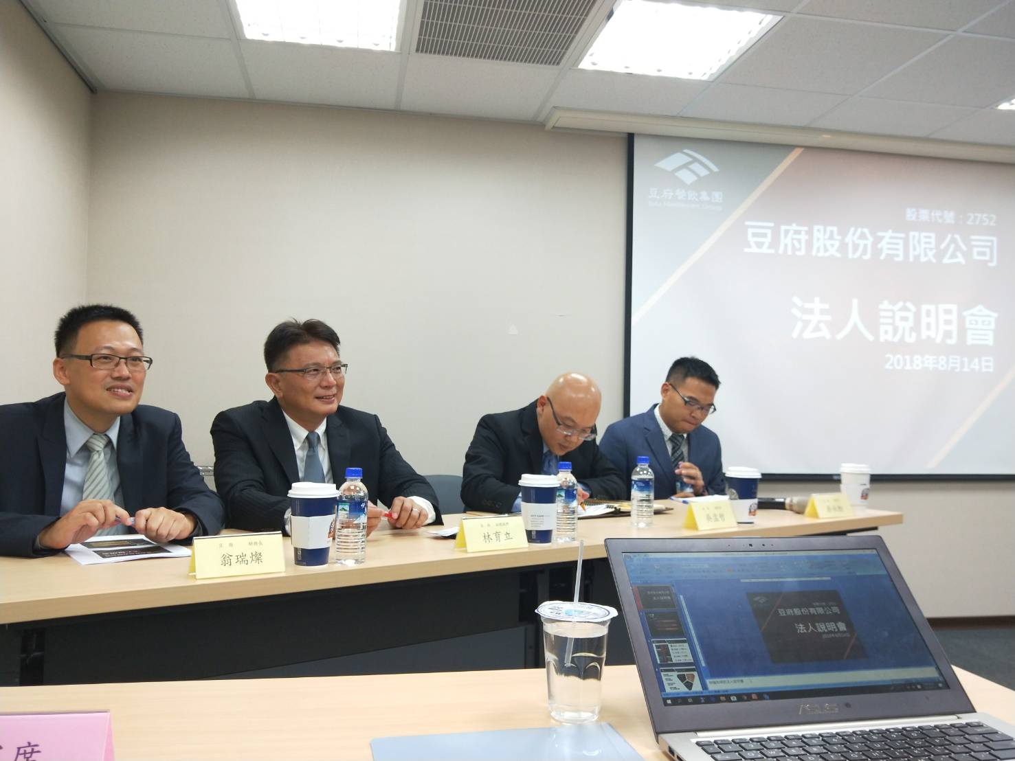 吳柏勳（右1）沒董事長架子，三顧茅廬邀曾在全球最大直營連鎖餐飲集團雲雀國際服務的林育立（左2）擔任集團執行副總。