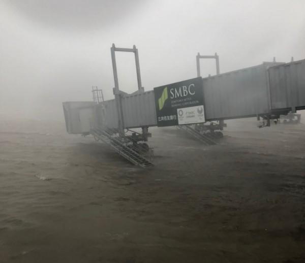 關西機場空橋處於汪洋之中。(圖翻攝自ゆる系速報・ぽん太くんTwitter)