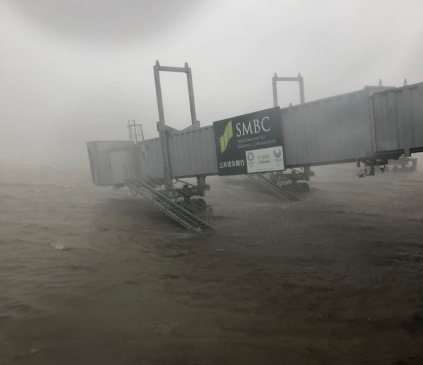 關西機場空橋處於汪洋之中。(圖翻攝自ゆる系速報・ぽん太くんTwitter)