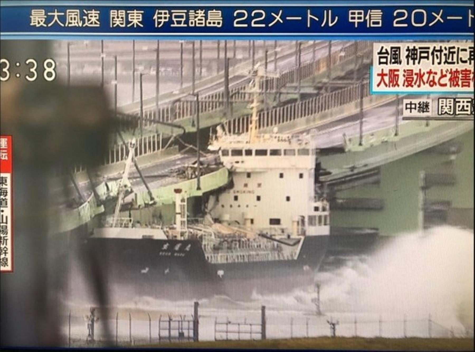 油輪因為強風撞上機場唯一對外連絡道,橋樑結構毀損,船身卡住不能動。(圖翻攝自Twitter)