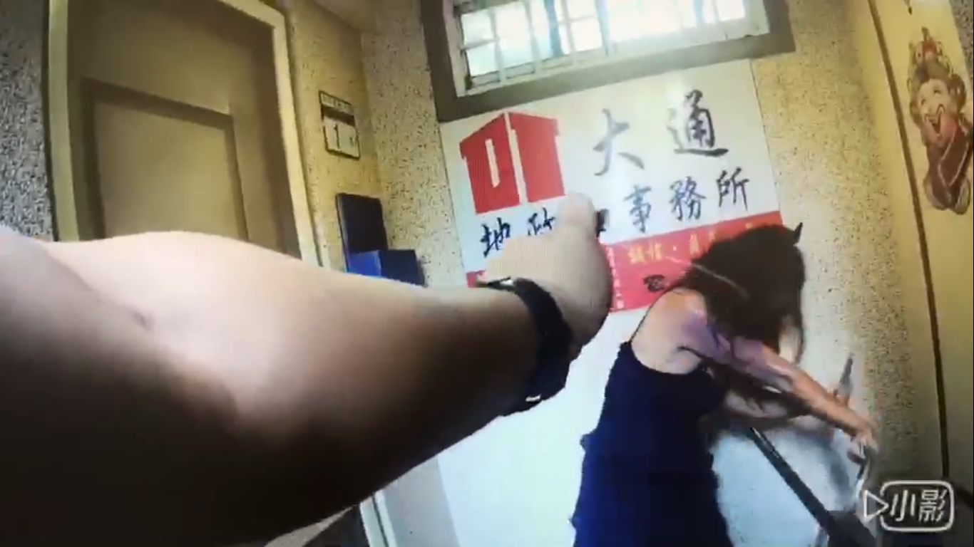 持美工刀逛大街的41歲曾姓女子,由於有自殘的傾向而遭到警方以辣椒水強制約束。(警方提供)