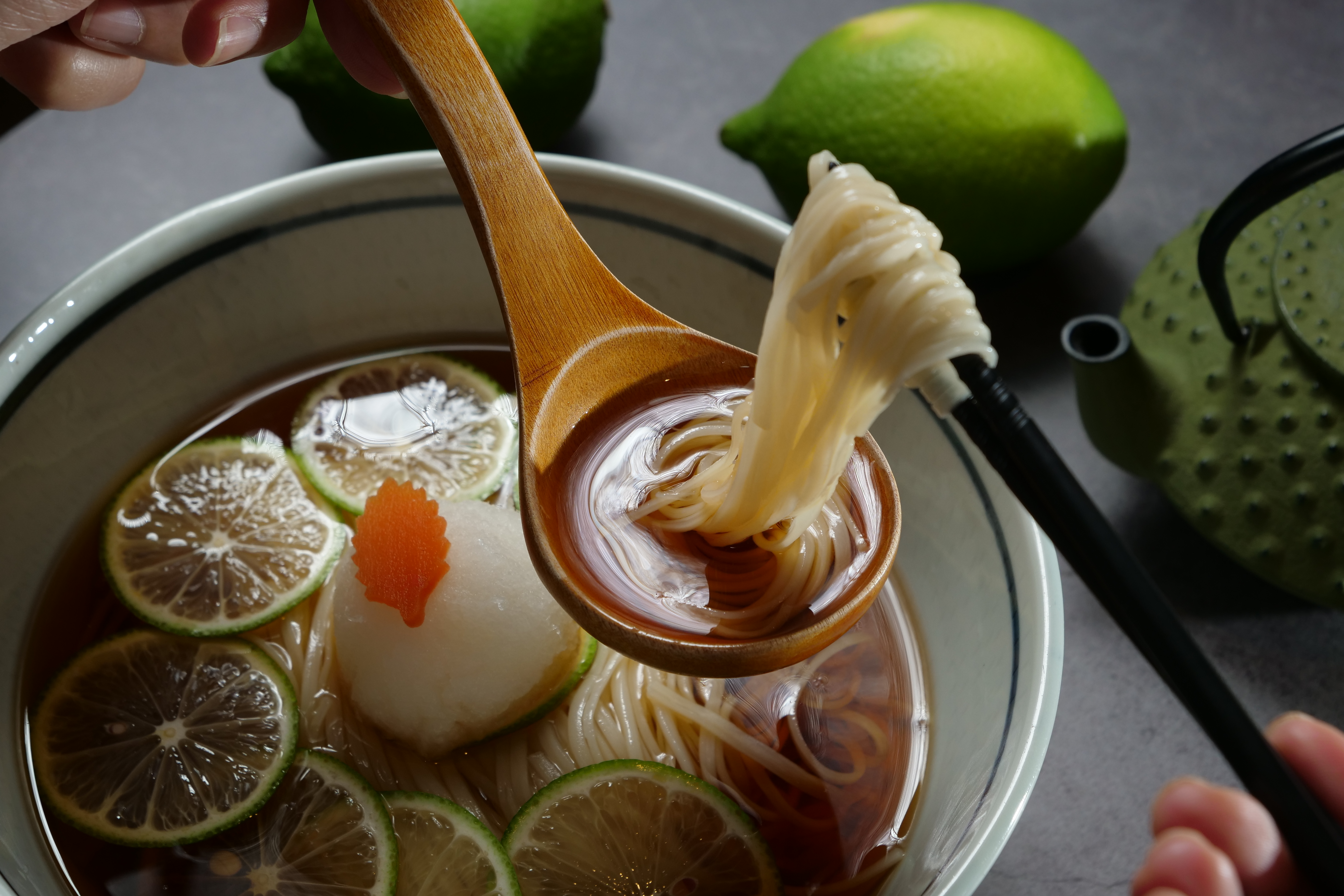 檸檬酸湯配滑溜的稻庭烏龍麵，非常消暑。