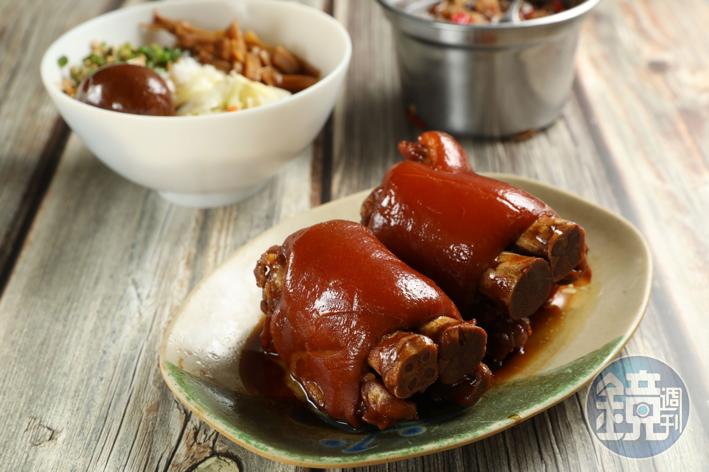 「豬腳飯（中段）」膠質滿點，吃完黏嘴，一個人完食一大塊不成問題。（豬腳飯含一塊中段豬腳，120元／份。另可單點中段豬腳，90元／塊、滷蛋，10元／顆）