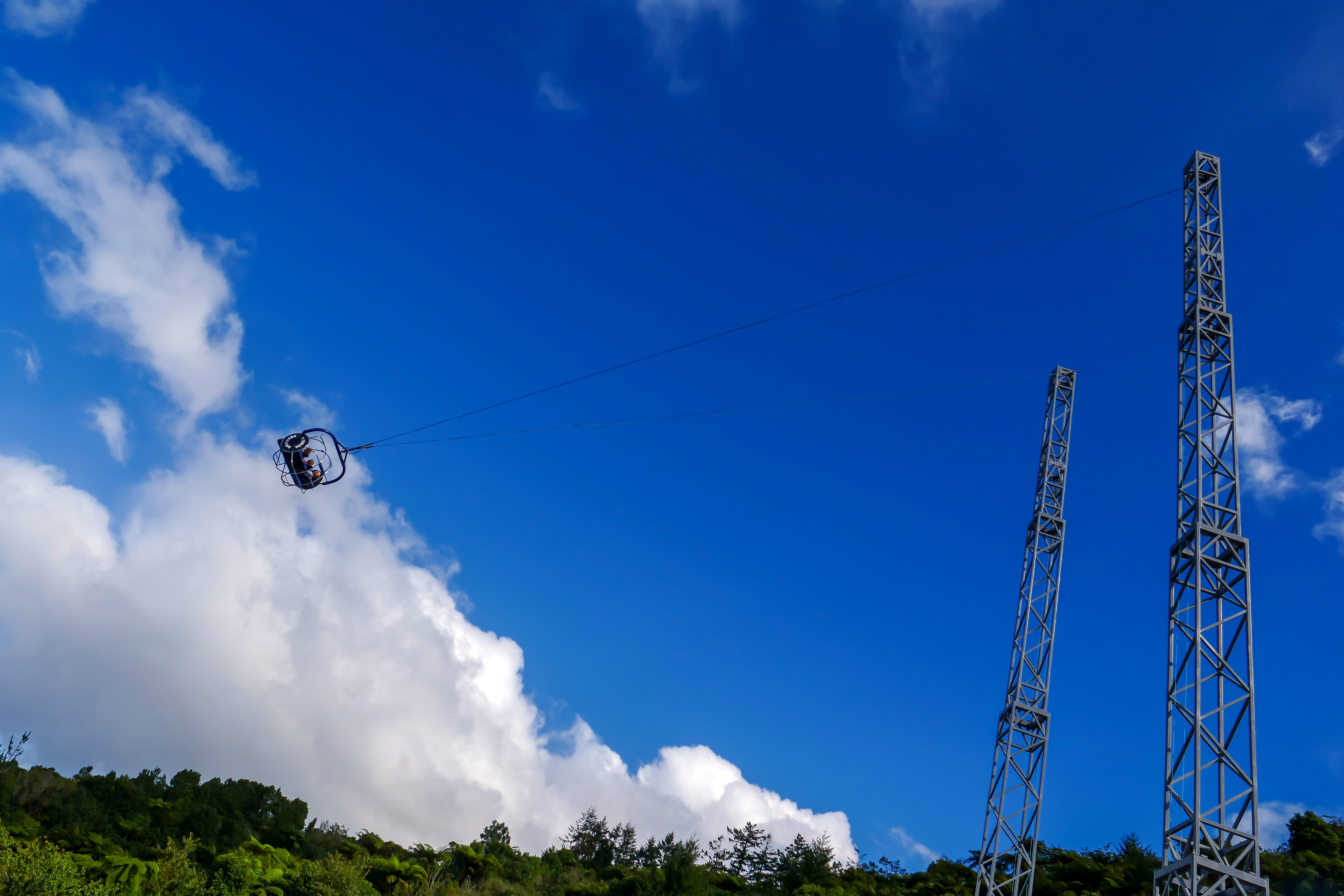 「空中盪鞦韆」高度將近15層樓，擺盪時速達150公里，非常刺激。