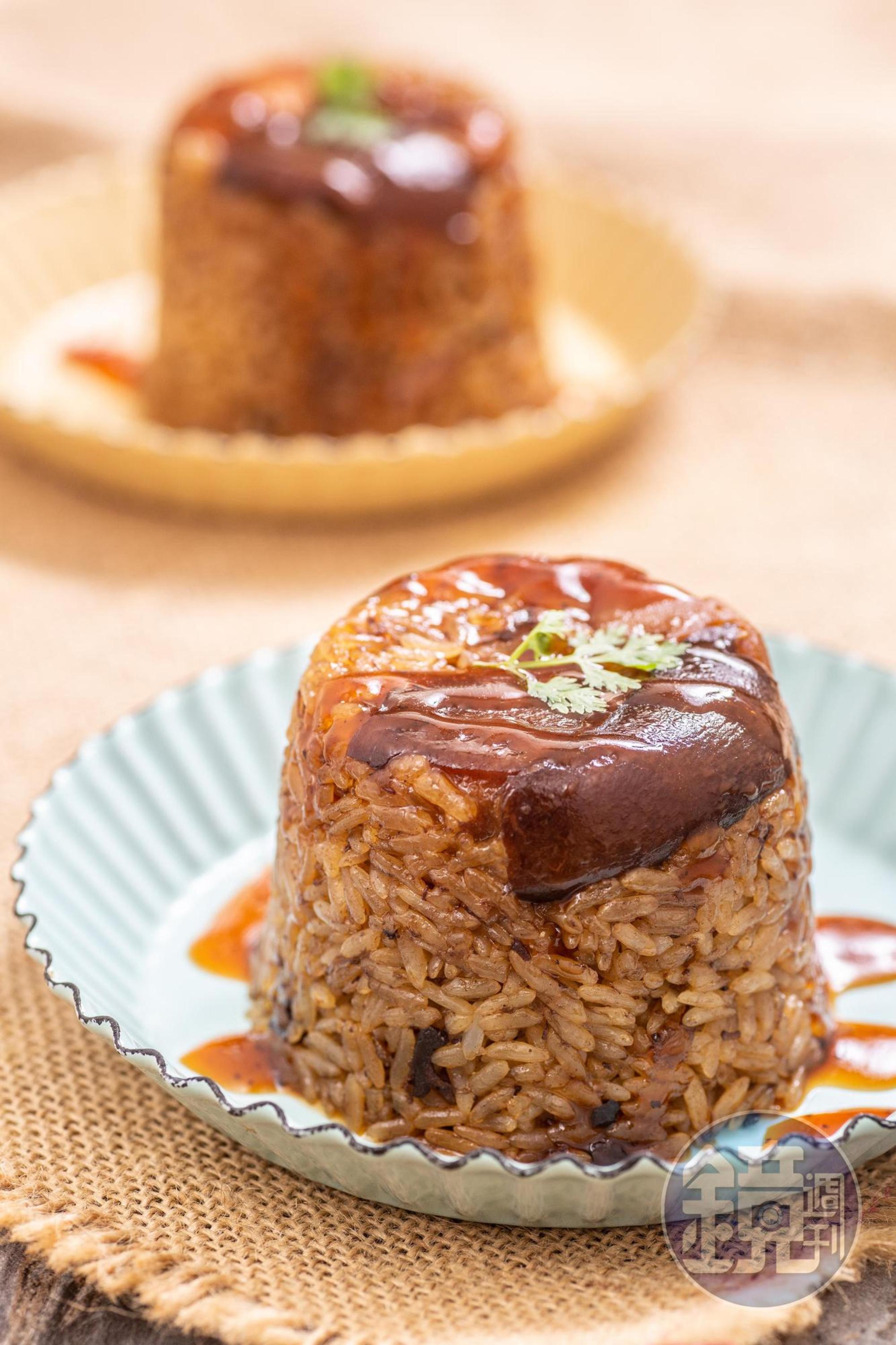 「豬腳筒仔米糕」用蒸好的糯米,趁熱以3:1的滷肉飯汁、椒麻汁拌勻,把料鋪在抹油後的茶杯,壓實放入電鍋蒸就完成。(「椒麻滷汁」,100元/包)