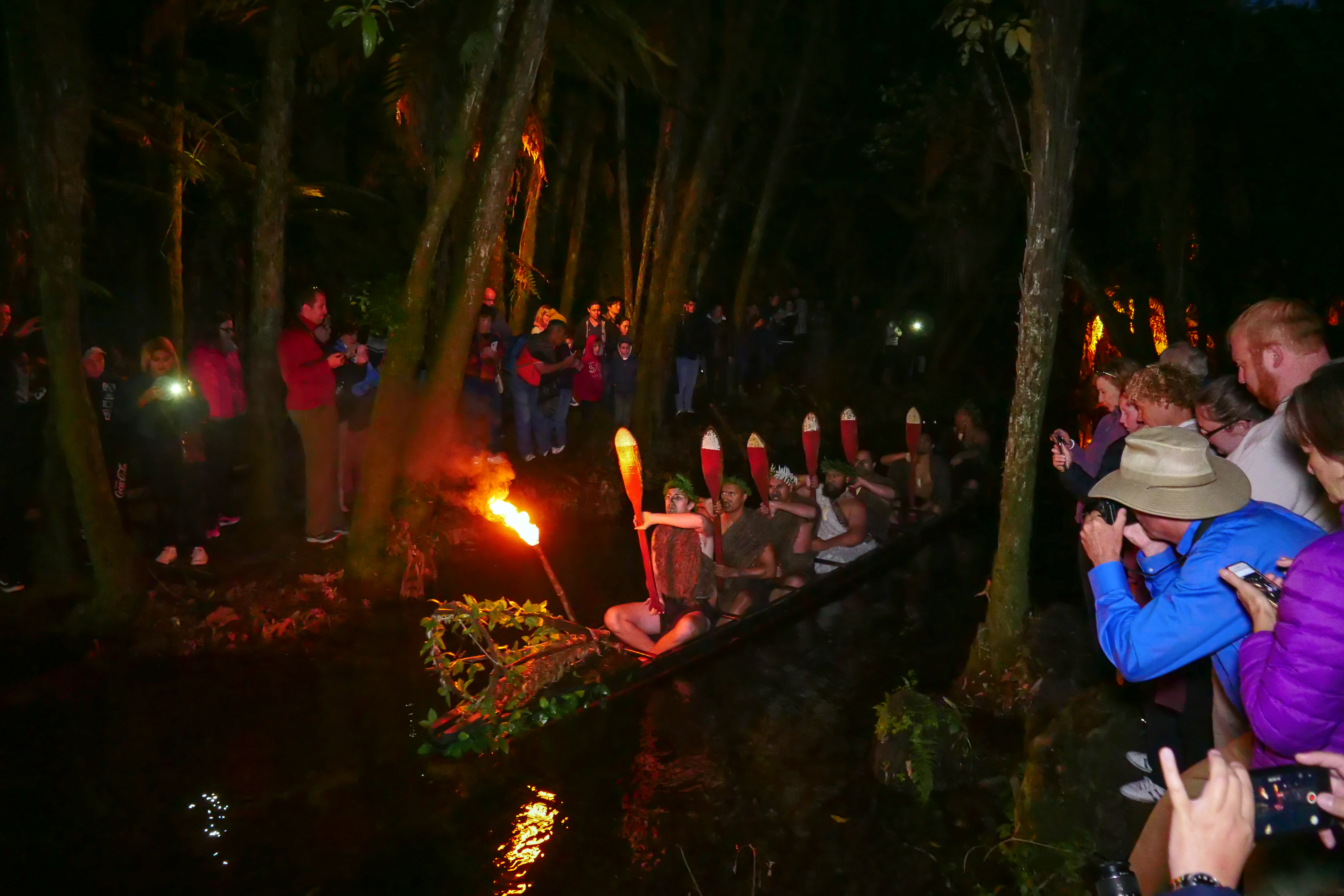 穿著傳統服飾、臉上紋著刺青的毛利人，划著古代獨木舟出場，中氣十足地喊著口號，配上猙獰表情，氣勢驚人。