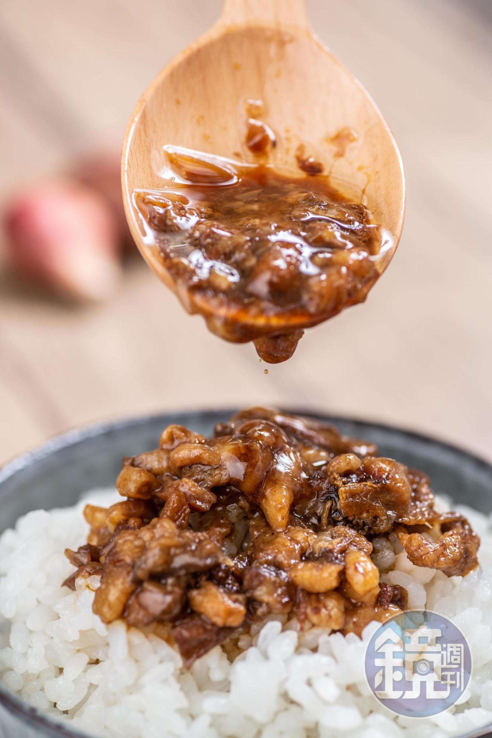 「米家滷肉飯香滷汁」有突出的紅蔥頭香氣,是稱職的偷飯賊。