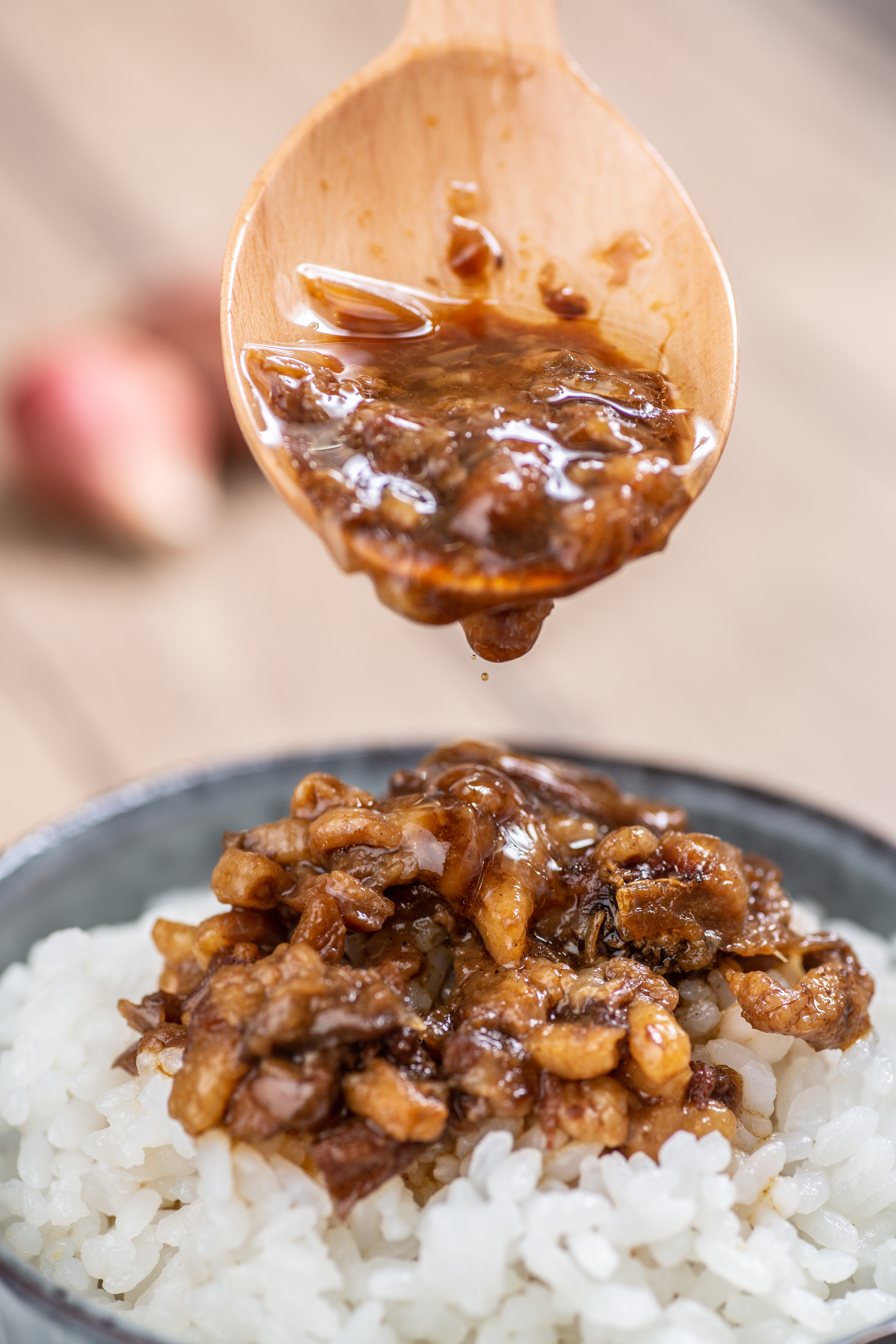 「米家滷肉飯香滷汁」有突出的紅蔥頭香氣，是稱職的偷飯賊。