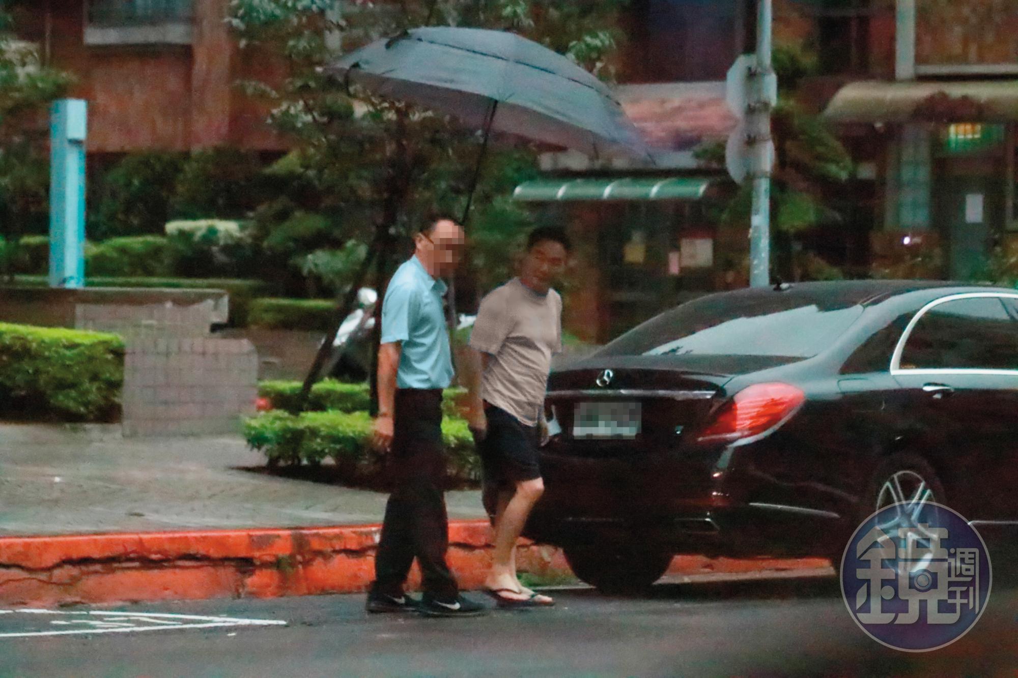 本刊多日直擊鄭文逸(右)在台身影,平常喜歡穿夾腳拖、著輕便服裝逛街。