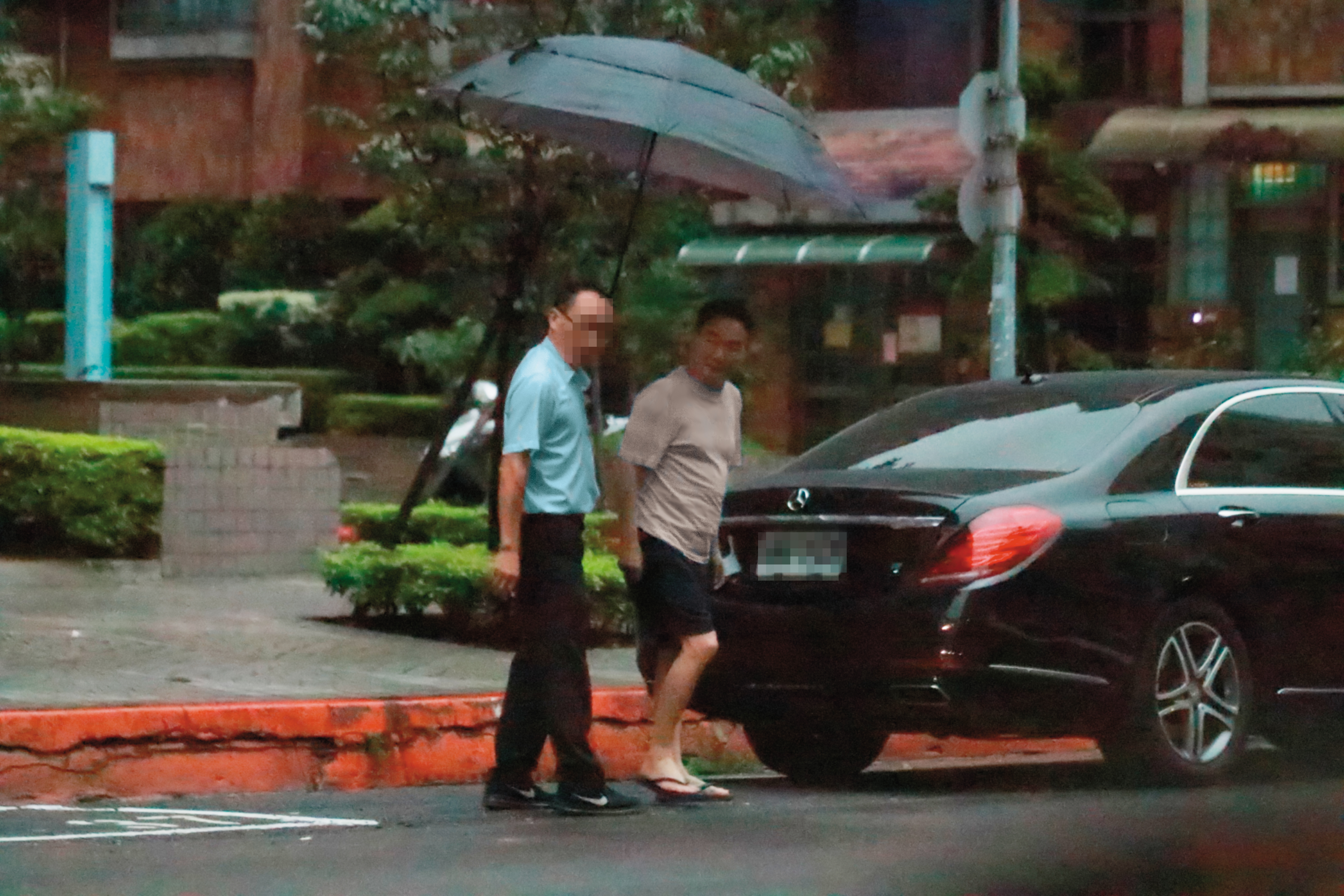 本刊多日直擊鄭文逸（右）在台身影，平常喜歡穿夾腳拖、著輕便服裝逛街。
