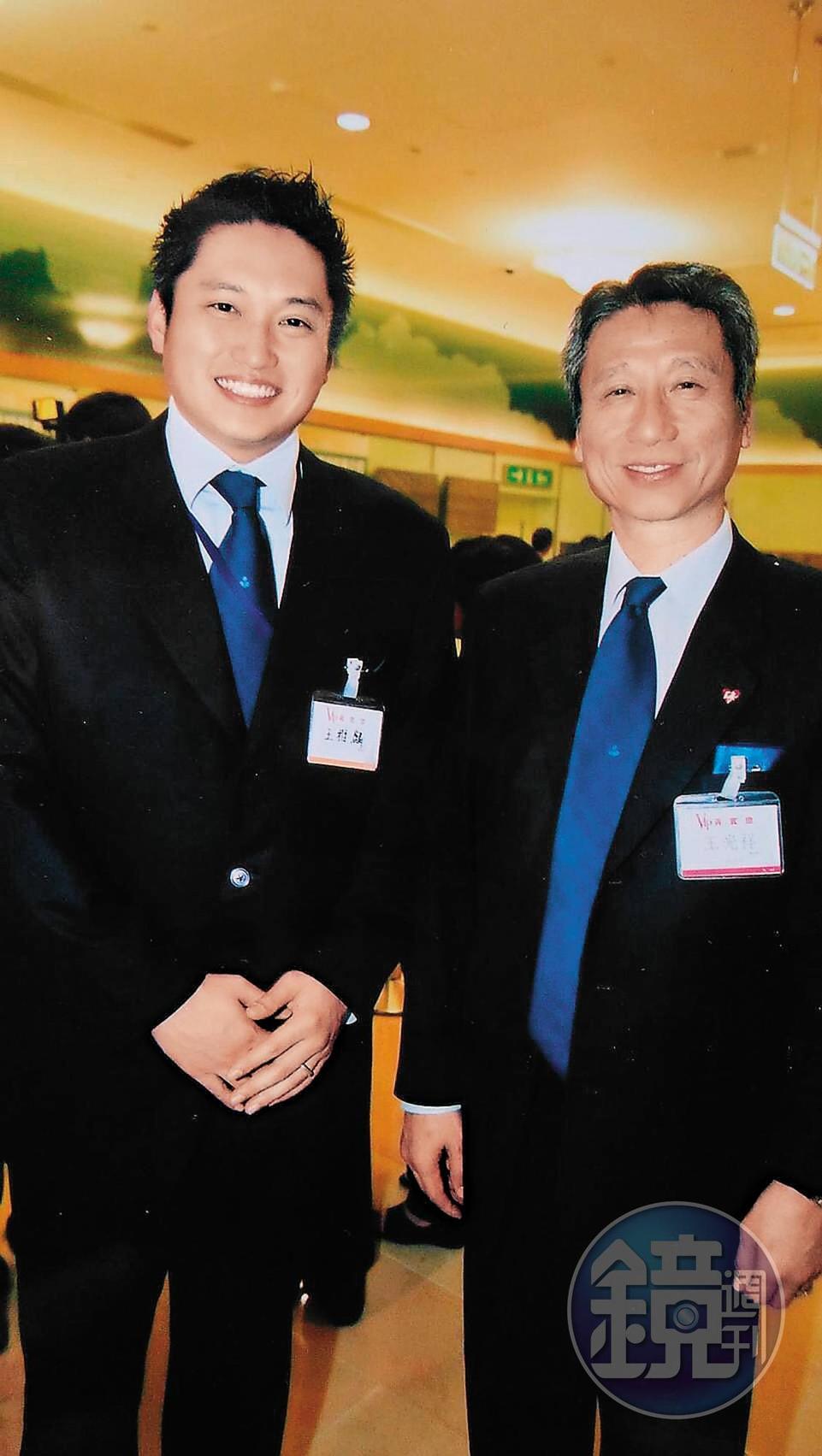 三圓建設董座王光祥(右)白手起家,近年來已開始布局由兒子王雅麟(左)接班。(周嘉華攝)