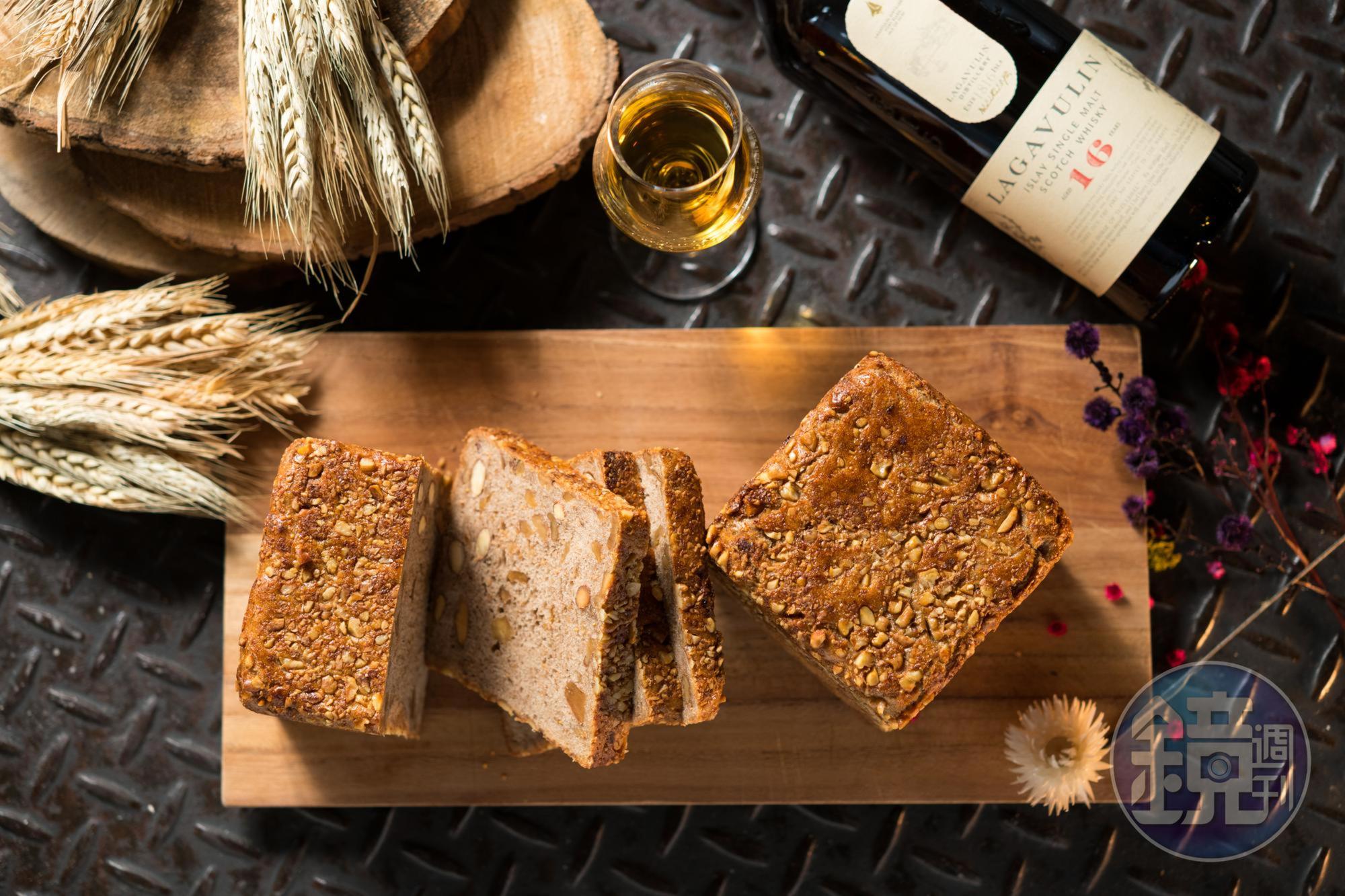 「Lagavulin 16年」(1,990元/瓶)的強勁泥煤味,為「Lagavulin 16年紳士裸麥無花果麵包」(160元/顆)帶來粗獷的風味。
