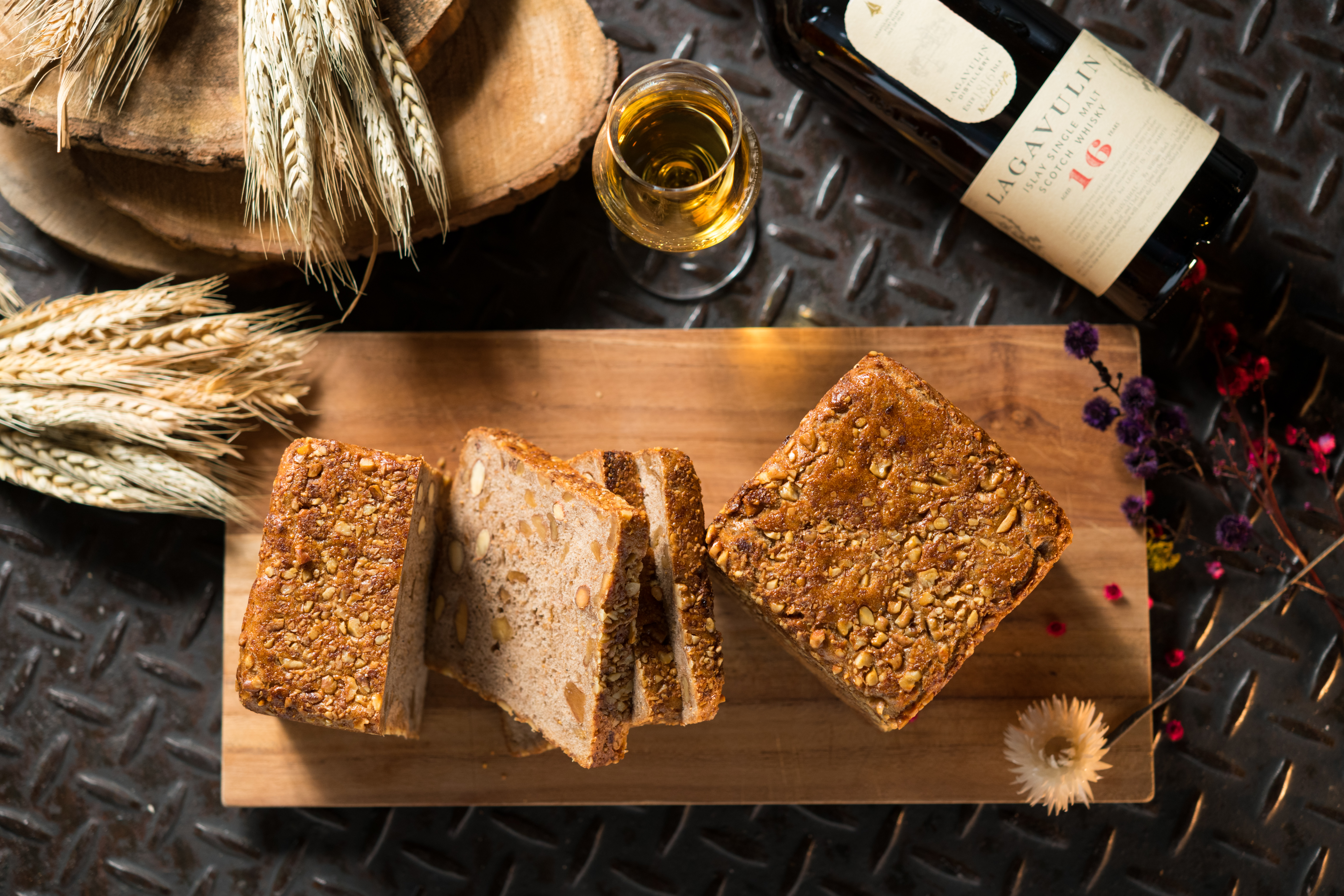 「Lagavulin 16年」（1,990元／瓶）的強勁泥煤味，為「Lagavulin 16年紳士裸麥無花果麵包」（160元／顆）帶來粗獷的風味。