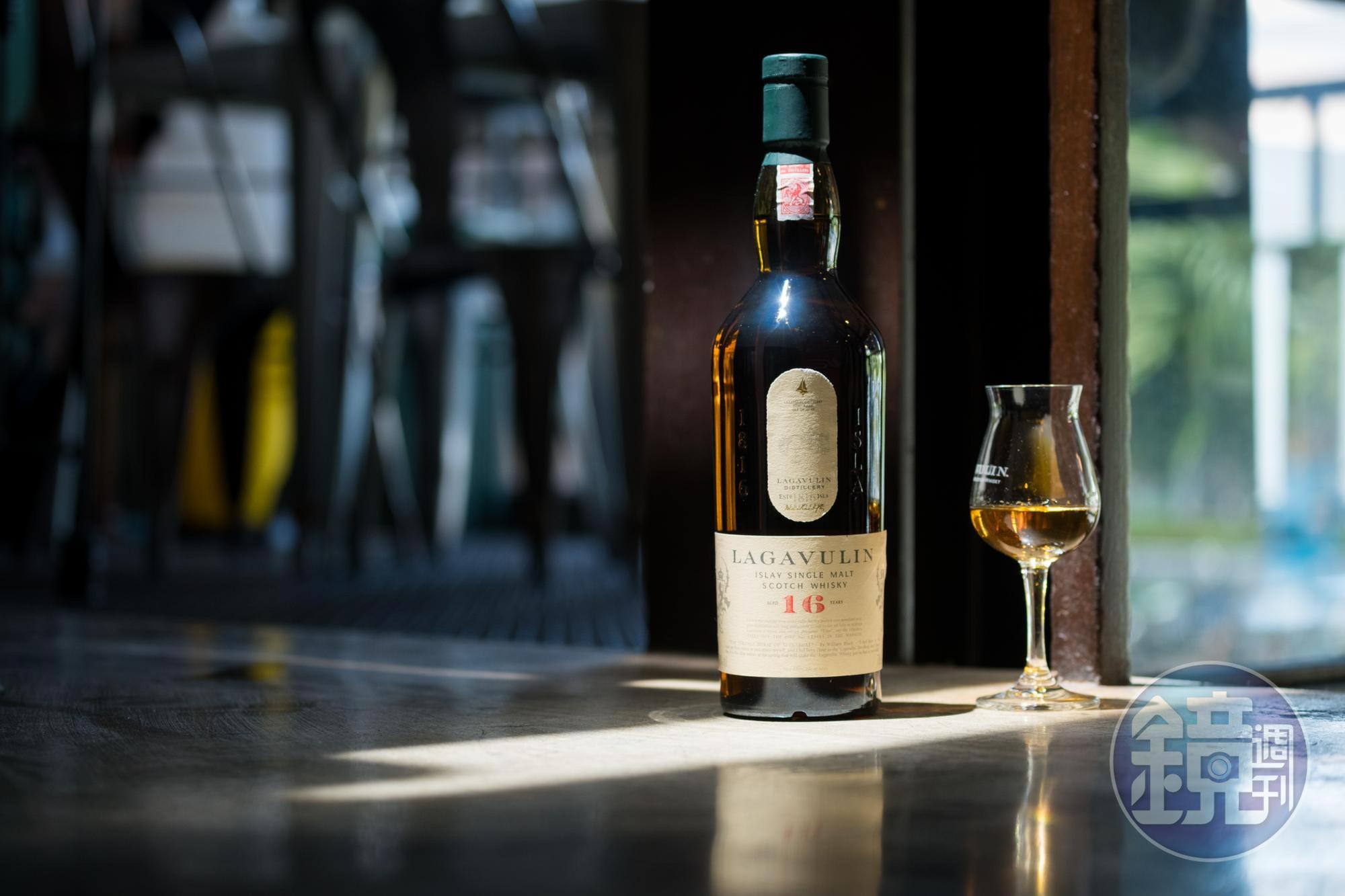 「Lagavulin 16年」有強勁泥煤味,是個性感十足的威士忌。(1,990元/瓶)