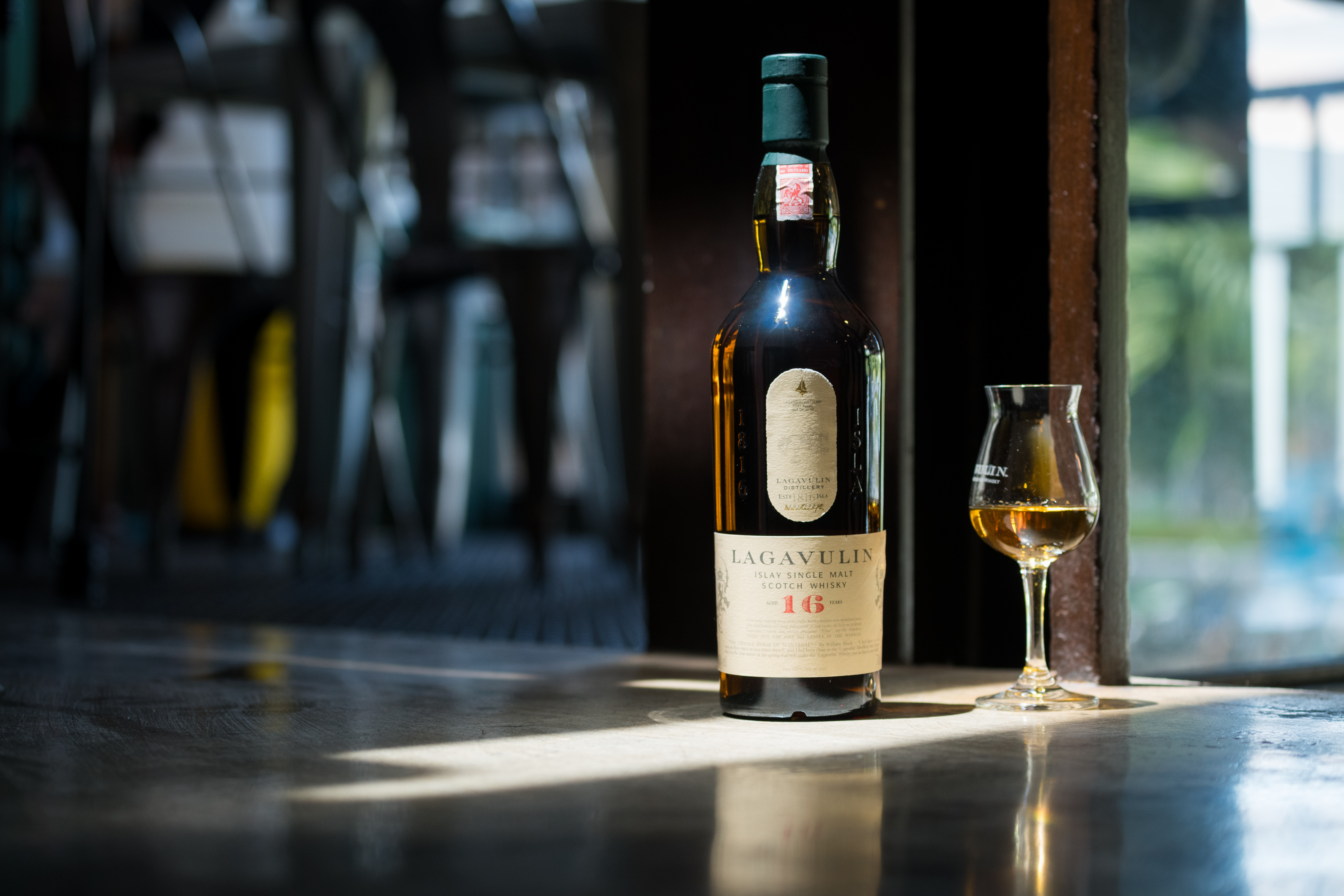 「Lagavulin 16年」有強勁泥煤味，是個性感十足的威士忌。（1,990元／瓶）