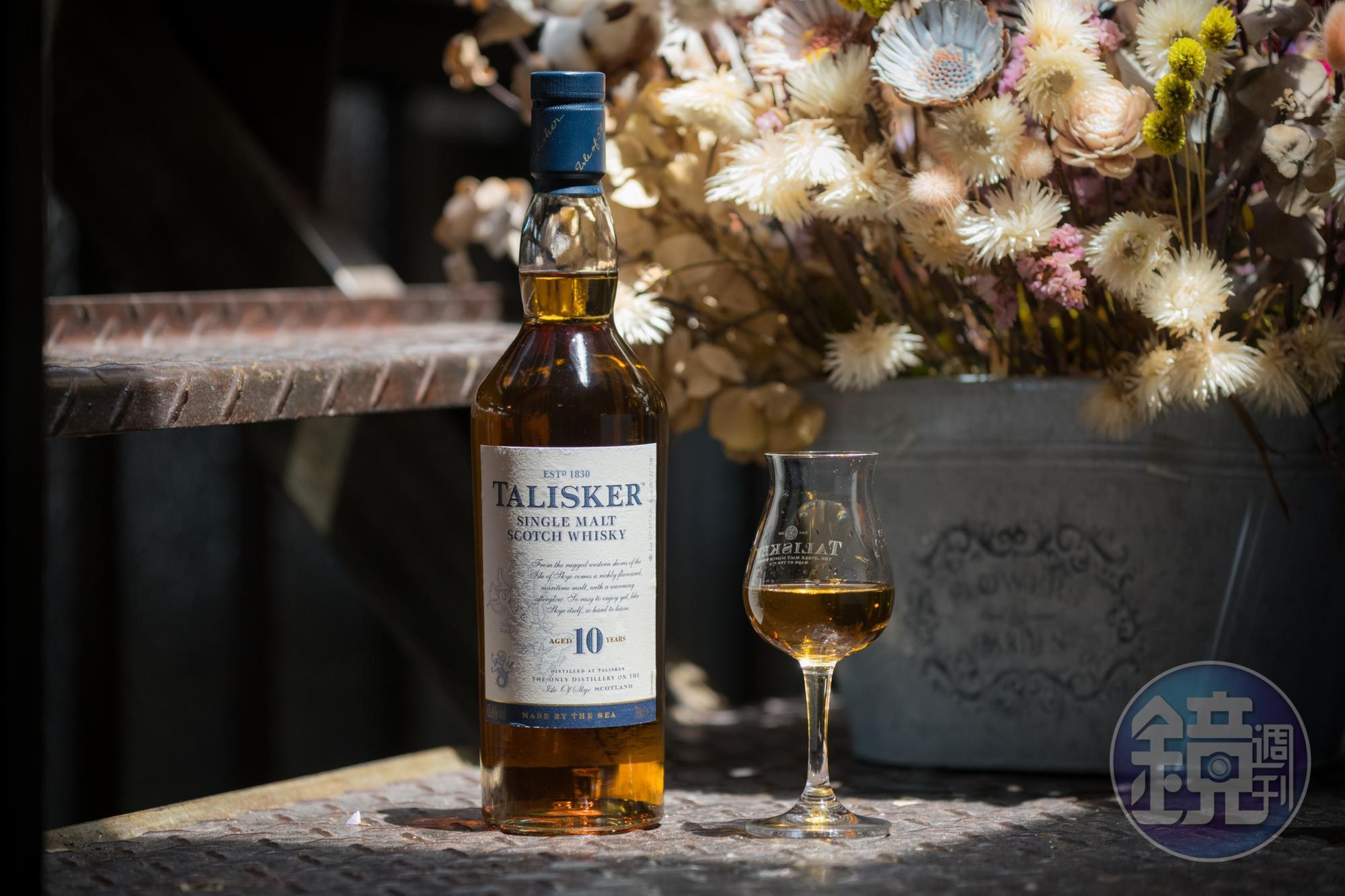 帶有泥煤及海洋般鹹味「Talisker 10年單一麥芽威士忌」,尾韻有辛香胡椒味。(1,190元/瓶)
