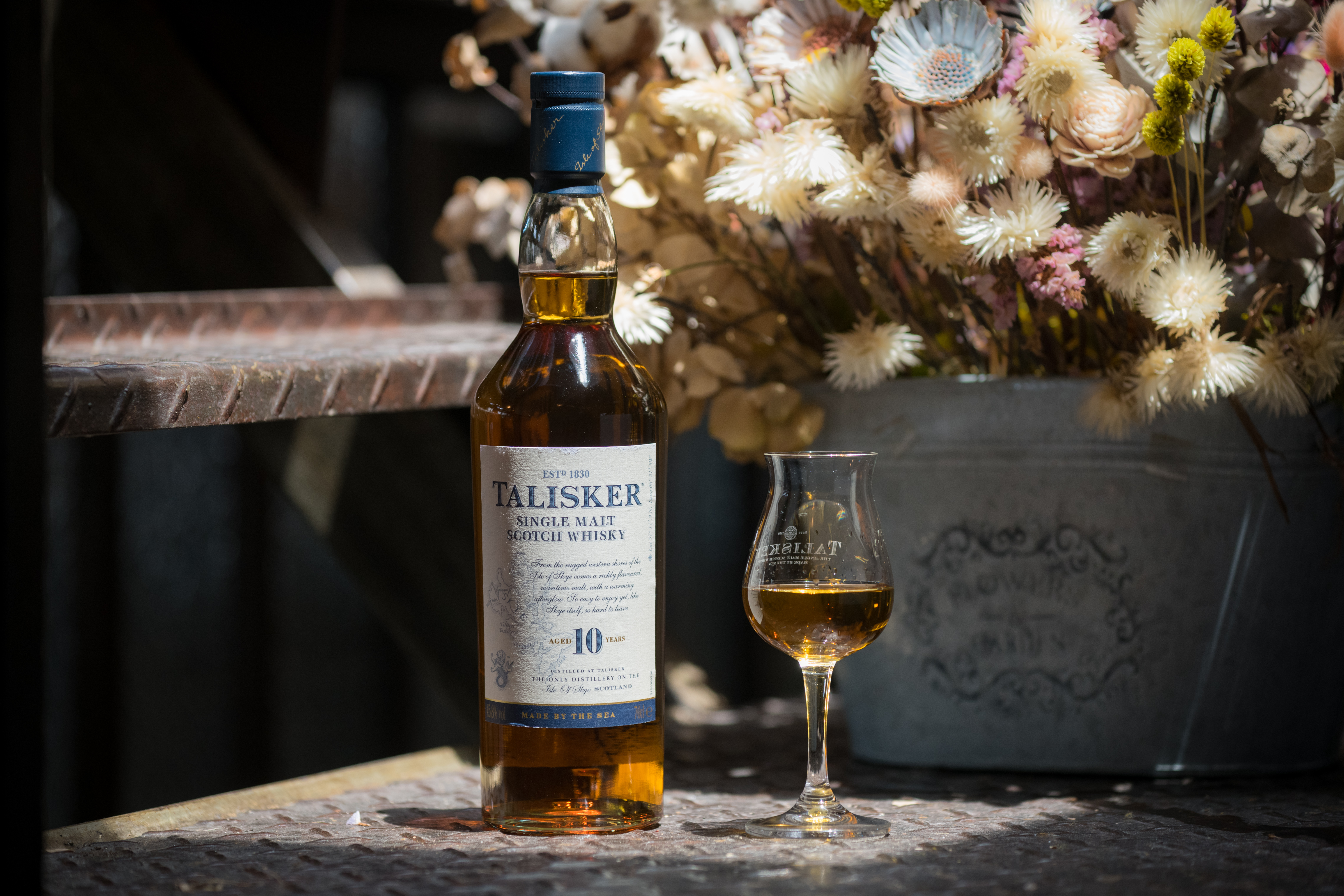 帶有泥煤及海洋般鹹味「Talisker 10年單一麥芽威士忌」，尾韻有辛香胡椒味。（1,190元／瓶）