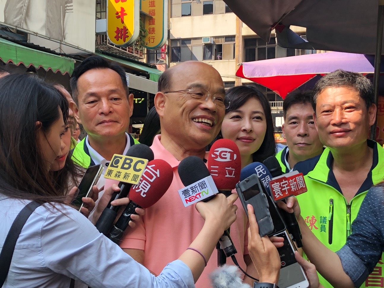 民進黨新北市長參選人蘇貞昌今至蘆洲市場掃街。（蘇貞昌辦公室提供）