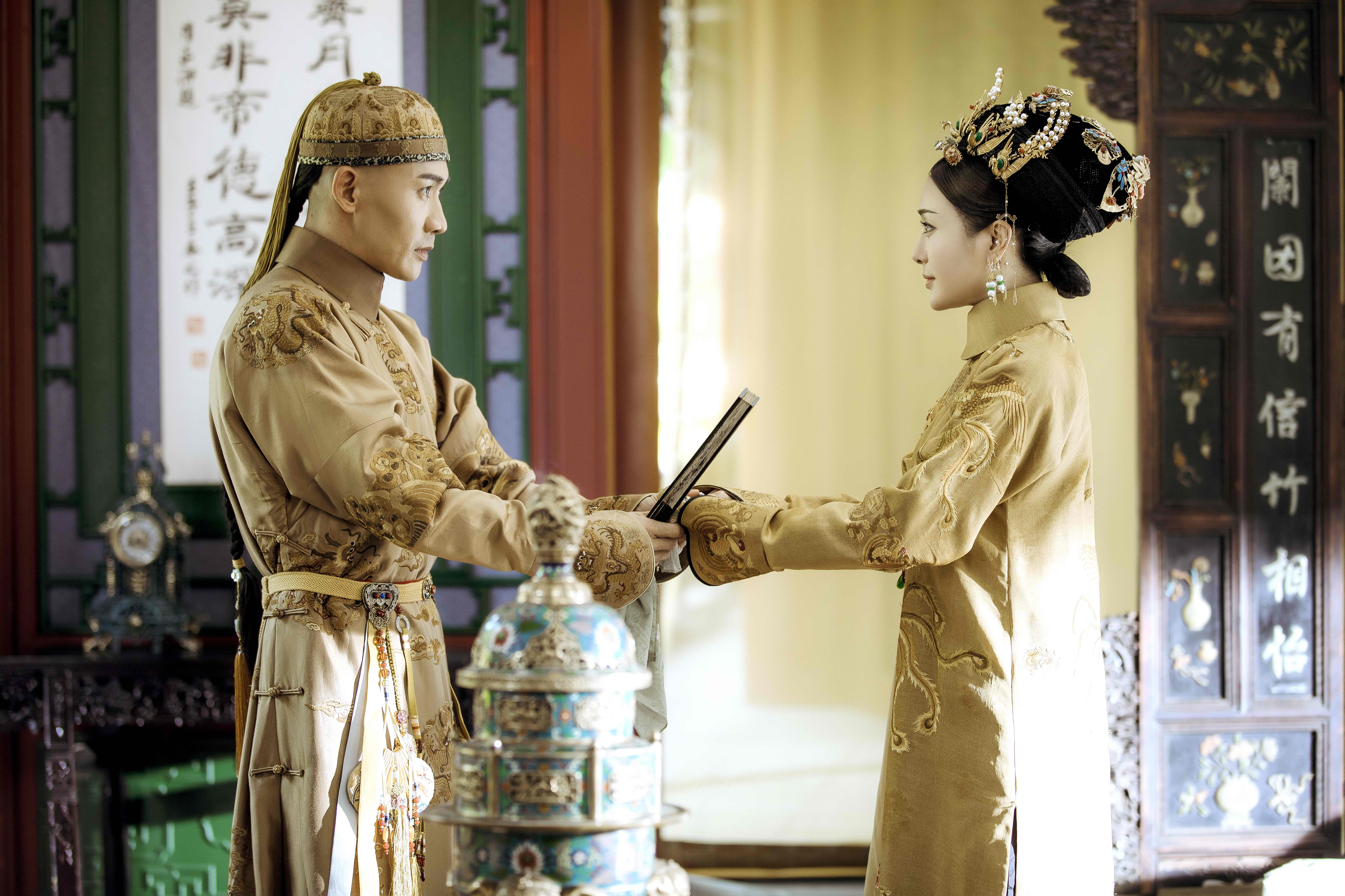 秦嵐在戲裡飾演溫婉的皇后,但她卻表示很想像皇上一樣呼風喚雨。(八大提供)