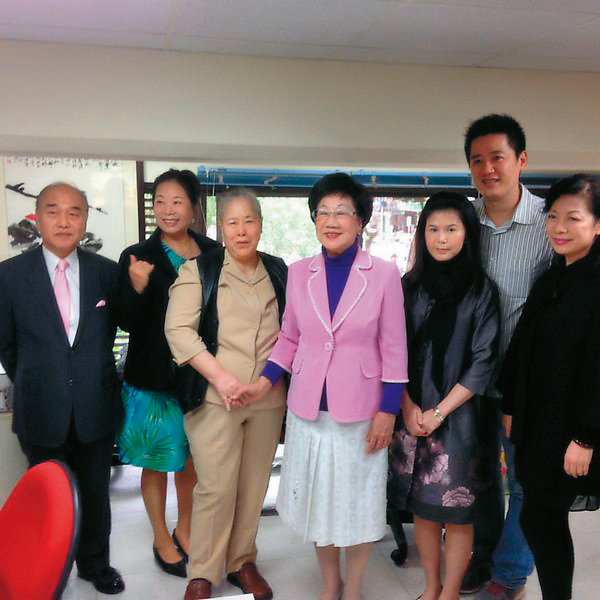 呂安妮的媽媽呂郭碧蘭(左三)成為女兒與王文洋和解的關鍵人物。(翻攝自呂秀蓮部落格)
