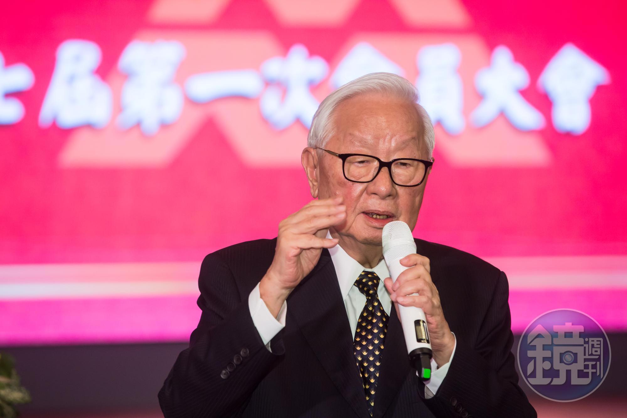 張忠謀認為，摩爾定律現在有點鬆動，但目前仍照摩爾定律走。