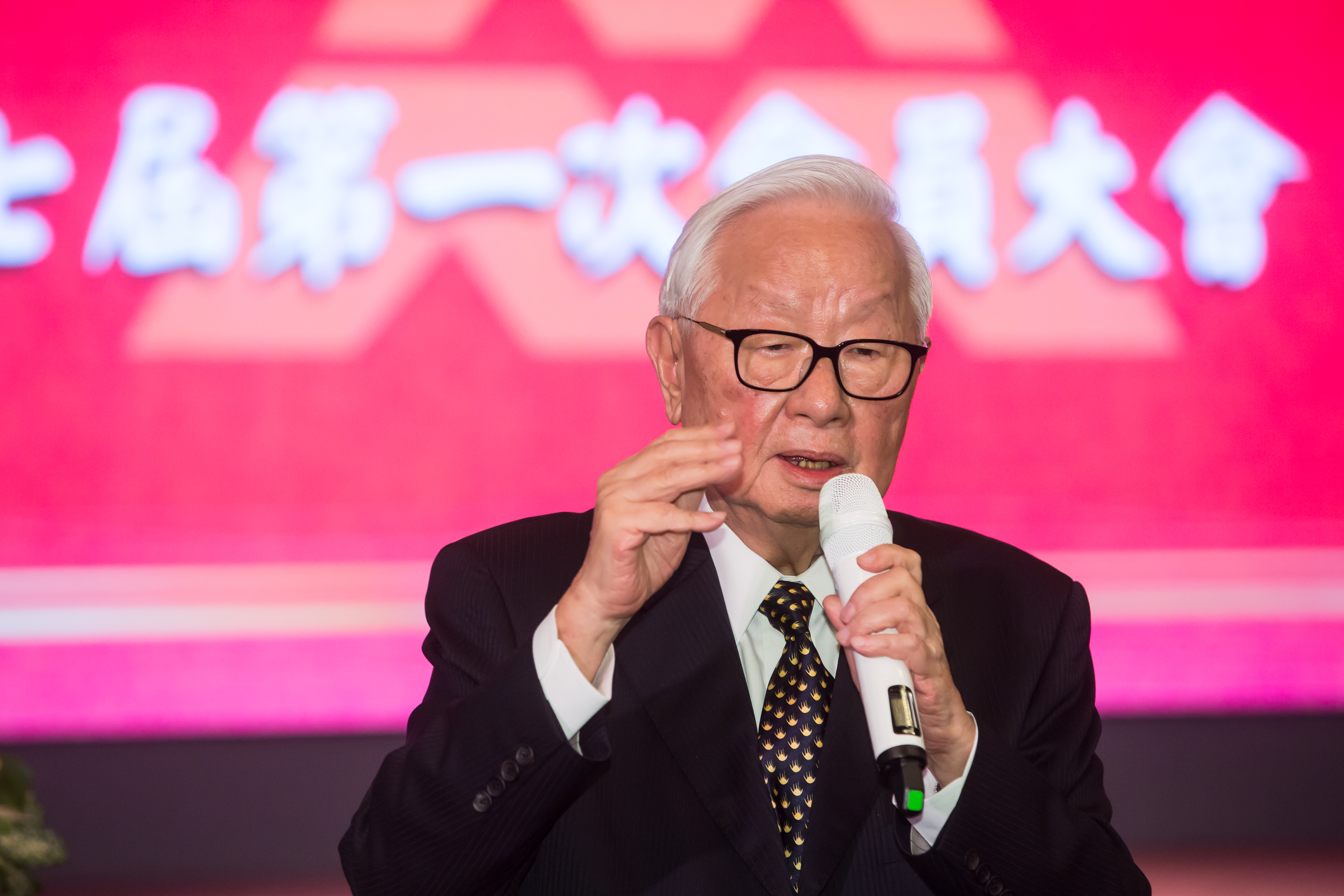 張忠謀認為，摩爾定律現在有點鬆動，但目前仍照摩爾定律走。