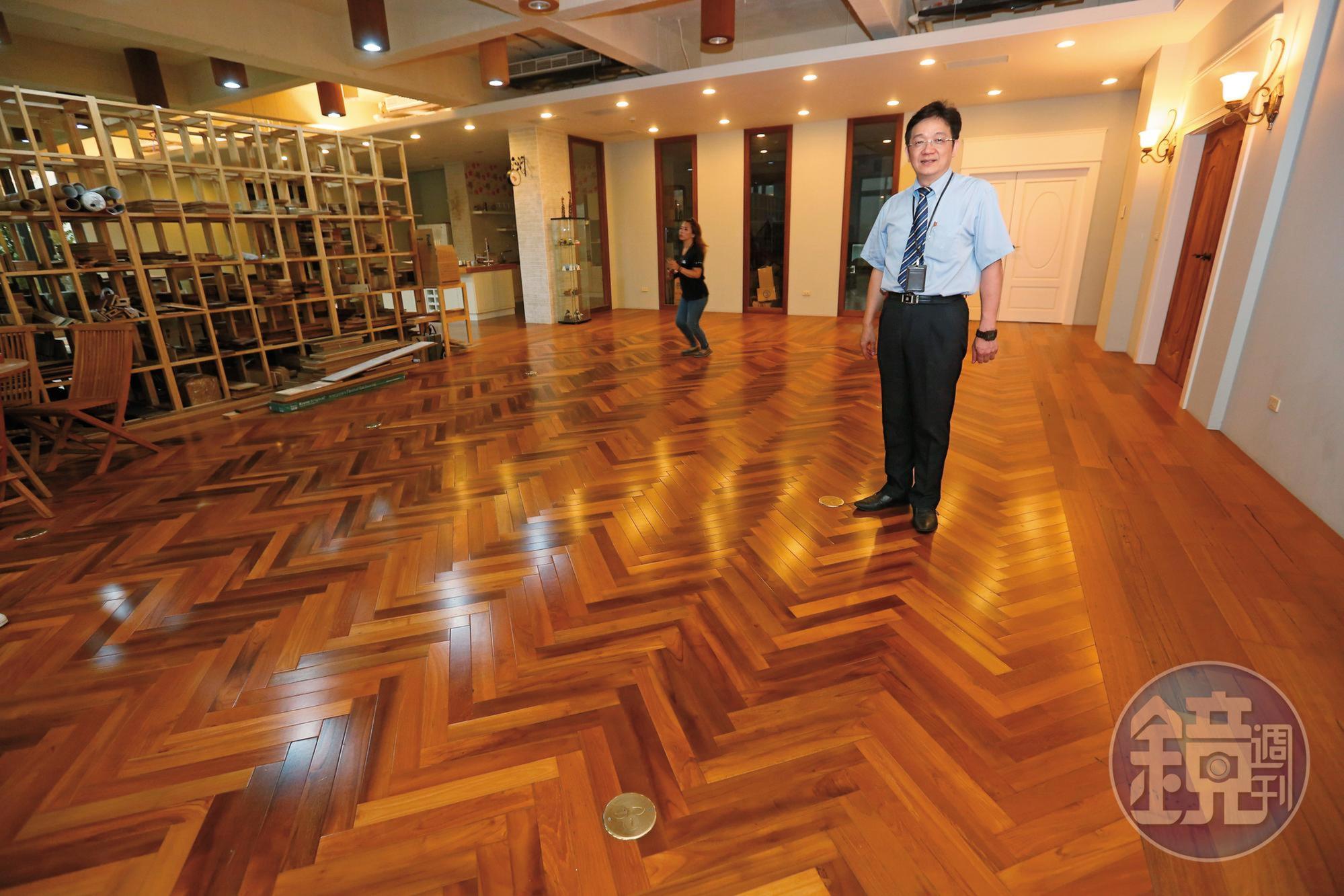 蘇振毅辦公室前方這一大片地板，是用杜拜哈里發塔出貨後的剩料做的，同樣採人字形拼貼。
